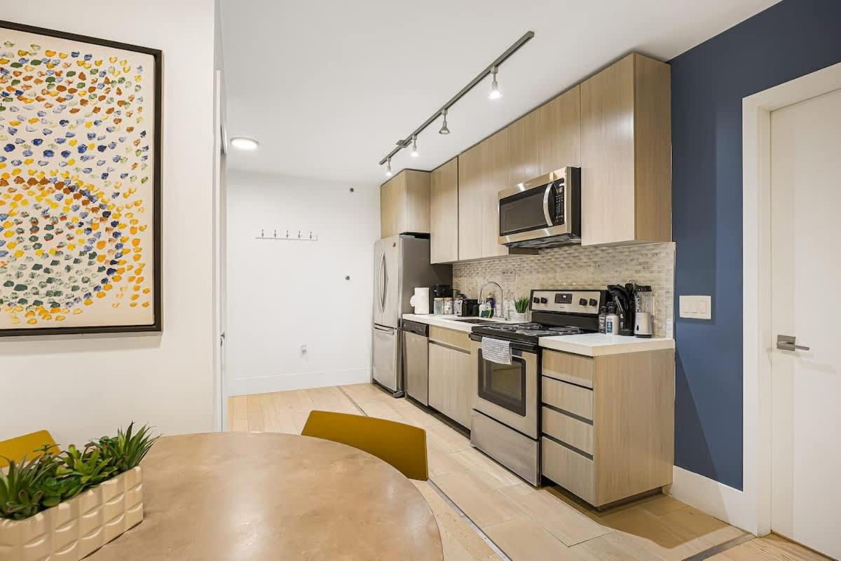 Chic 2 Bdrm Condo in Stylish Condo in West End DT