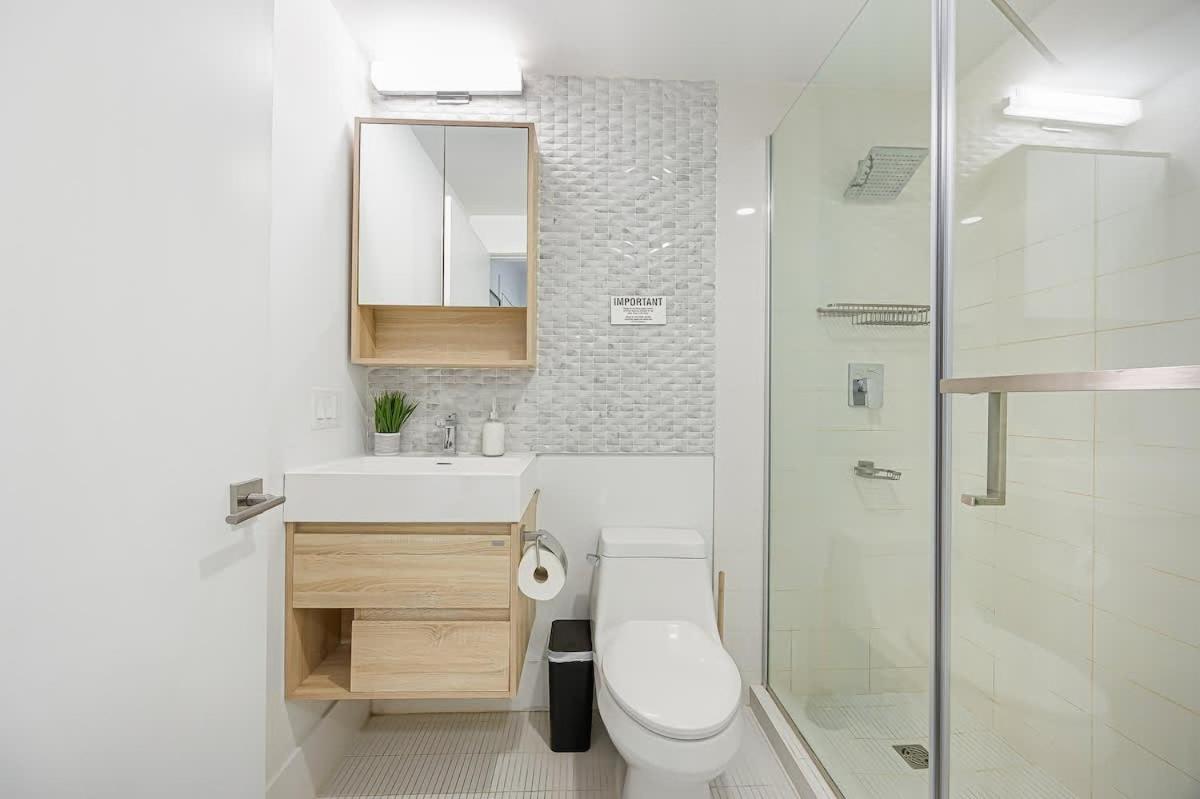 Chic 2 Bdrm Condo in Stylish Condo in West End DT