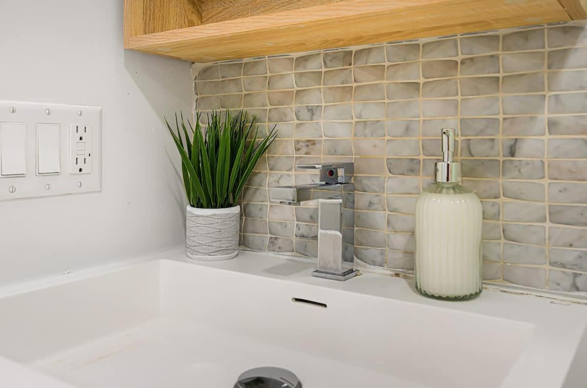 Chic 2 Bdrm Condo in Stylish Condo in West End DT