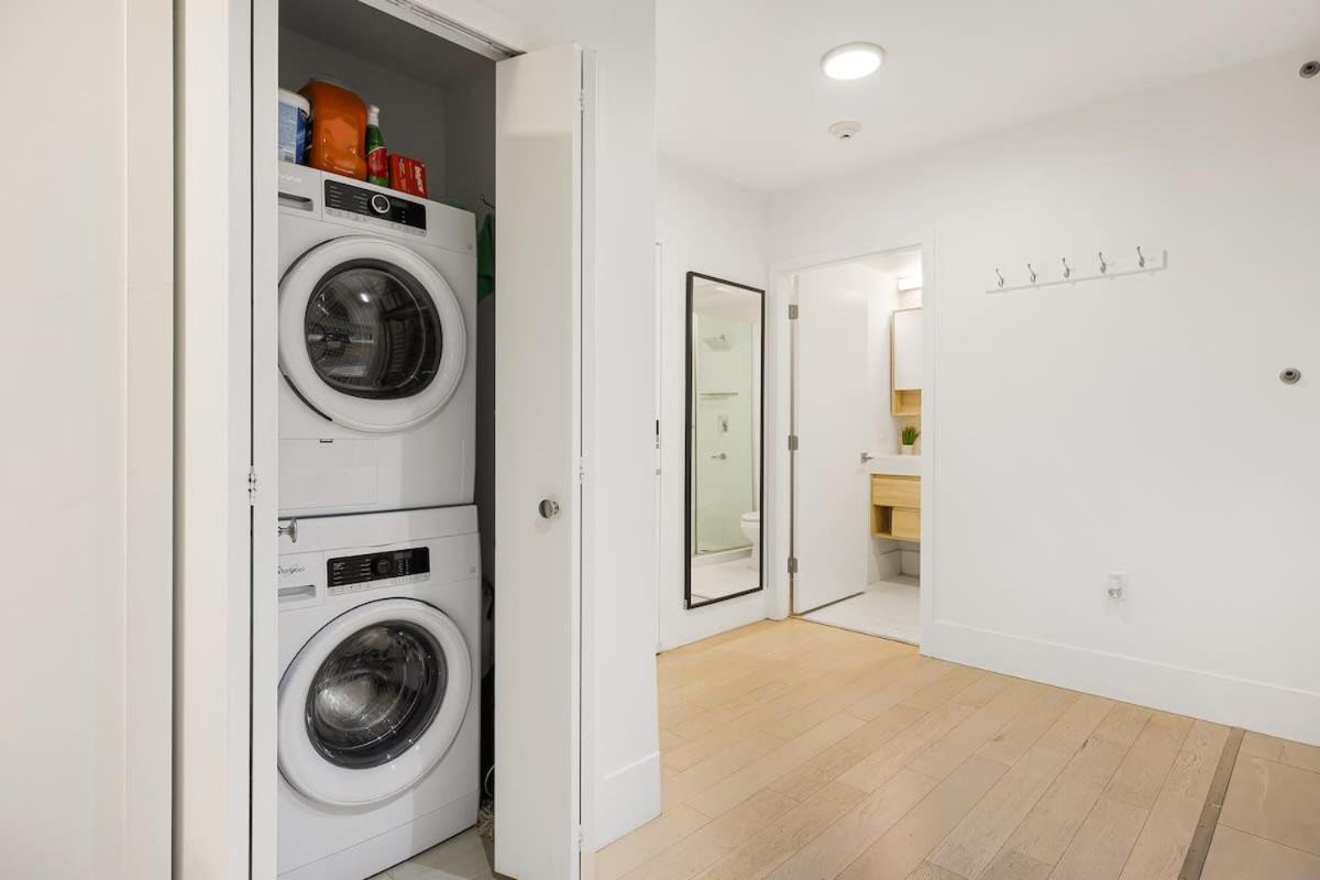 Chic 2 Bdrm Condo in Stylish Condo in West End DT