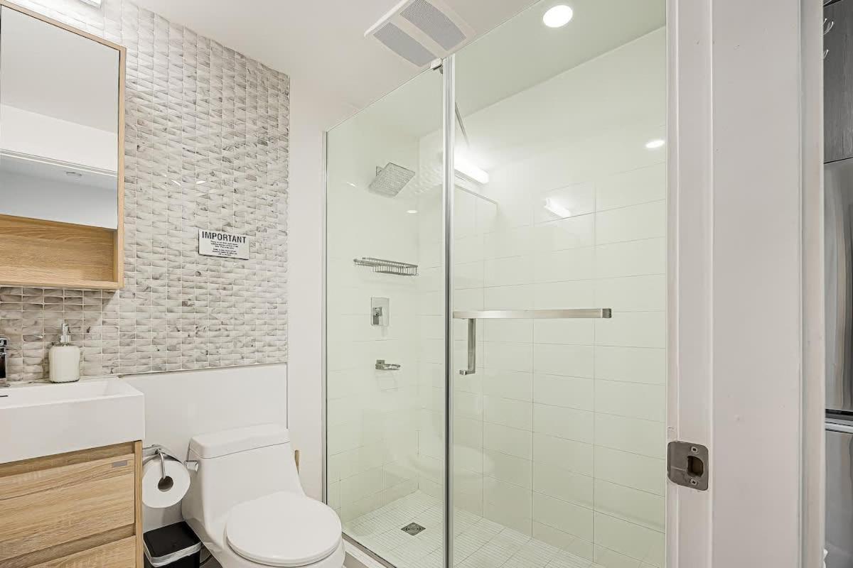 Chic 2 Bdrm Condo in Stylish Condo in West End DT
