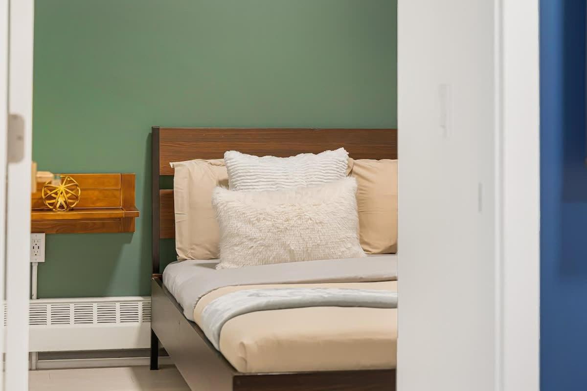 Chic 2 Bdrm Condo in Stylish Condo in West End DT