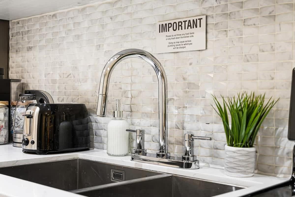 Chic 2 Bdrm Condo in Stylish Condo in West End DT