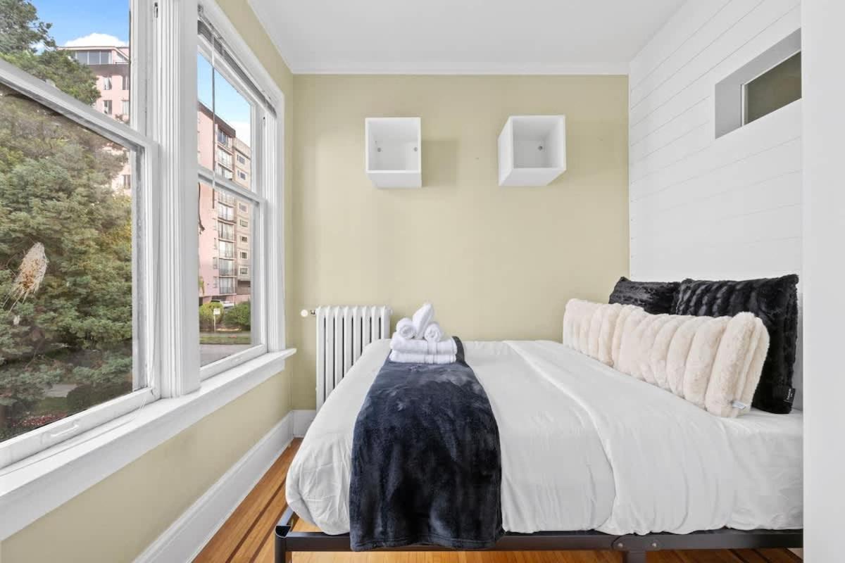 Stunning 2 Bedroom Condo in West End Dwntwn