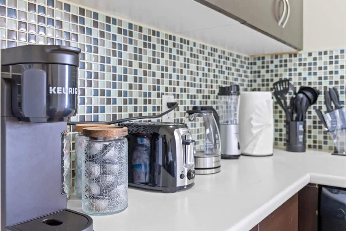 Stunning 2 Bedroom Condo in West End Dwntwn