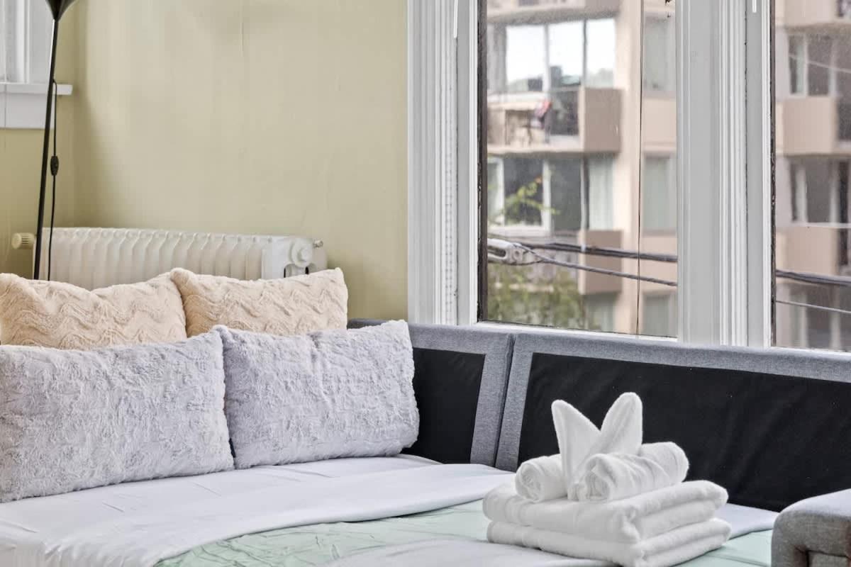 Stunning 2 Bedroom Condo in West End Dwntwn