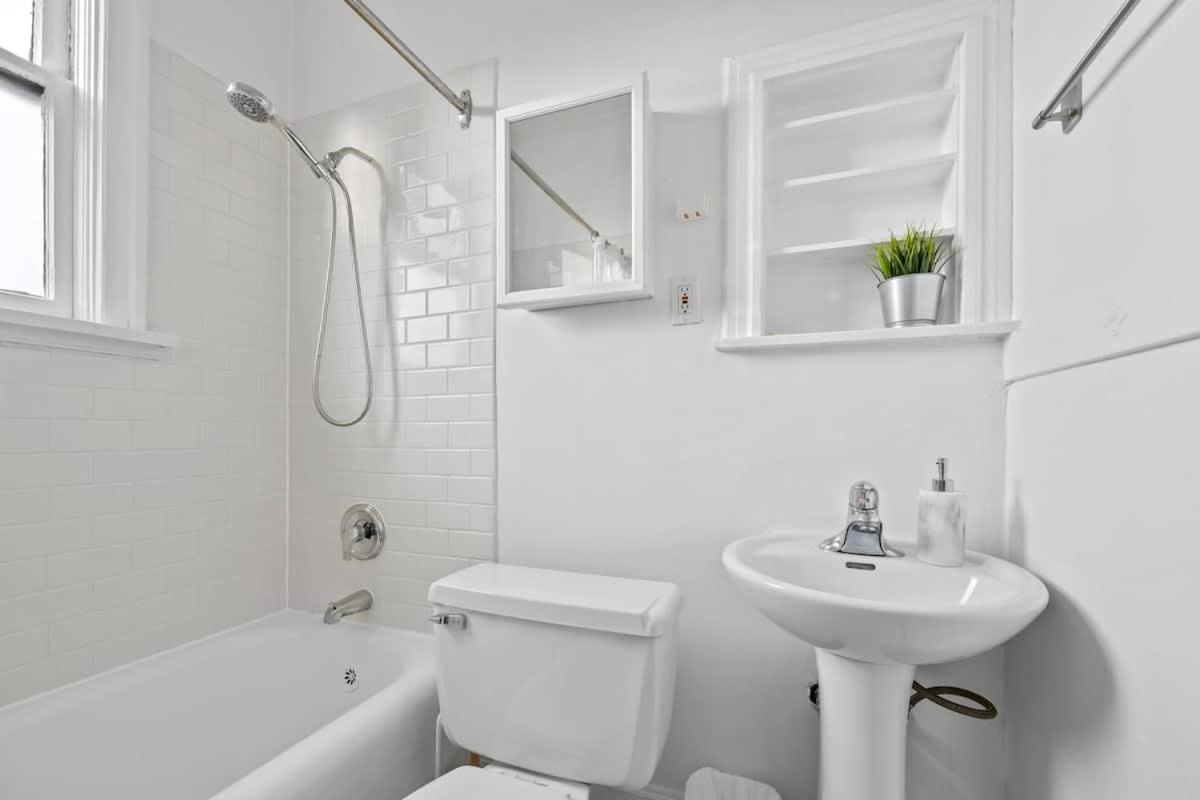 Stunning 2 Bedroom Condo in West End Dwntwn