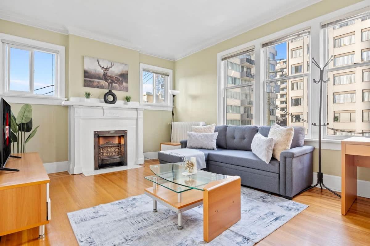 Stunning 2 Bedroom Condo in West End Dwntwn