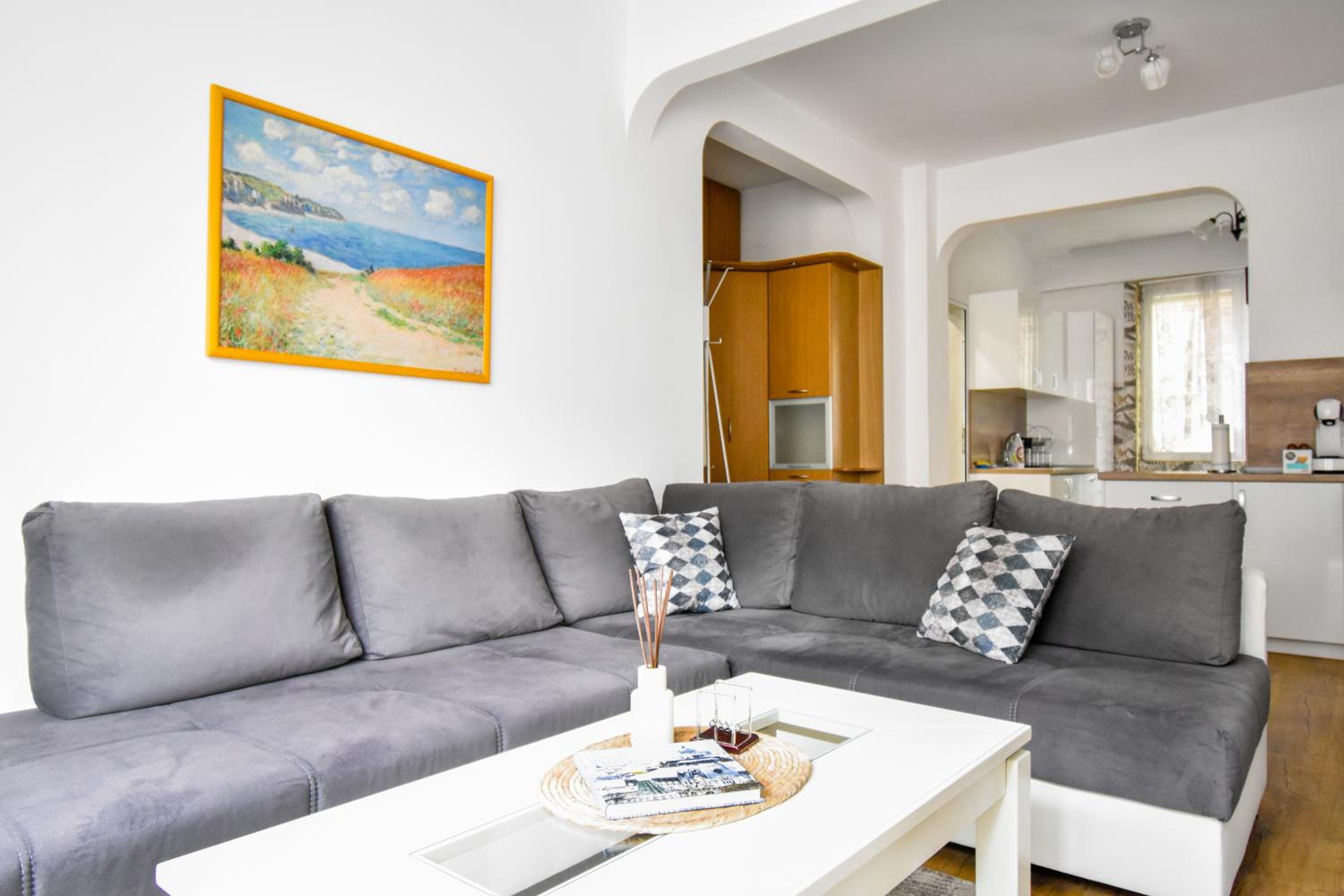 Large 2-BR Retreat, Walk to Sofias Top Spots