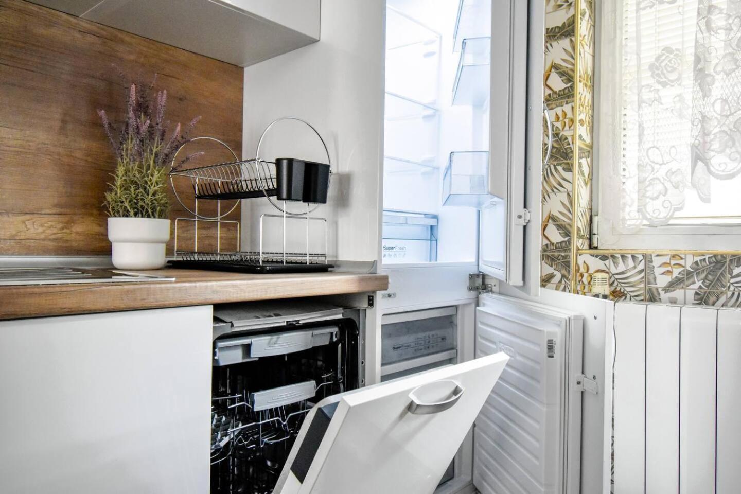 Large 2-BR Retreat, Walk to Sofias Top Spots