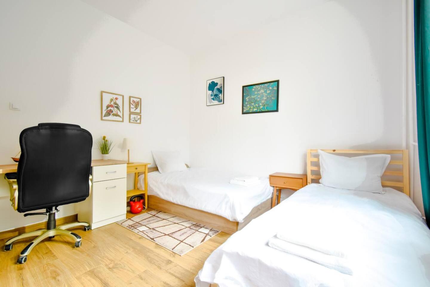 Large 2-BR Retreat, Walk to Sofias Top Spots