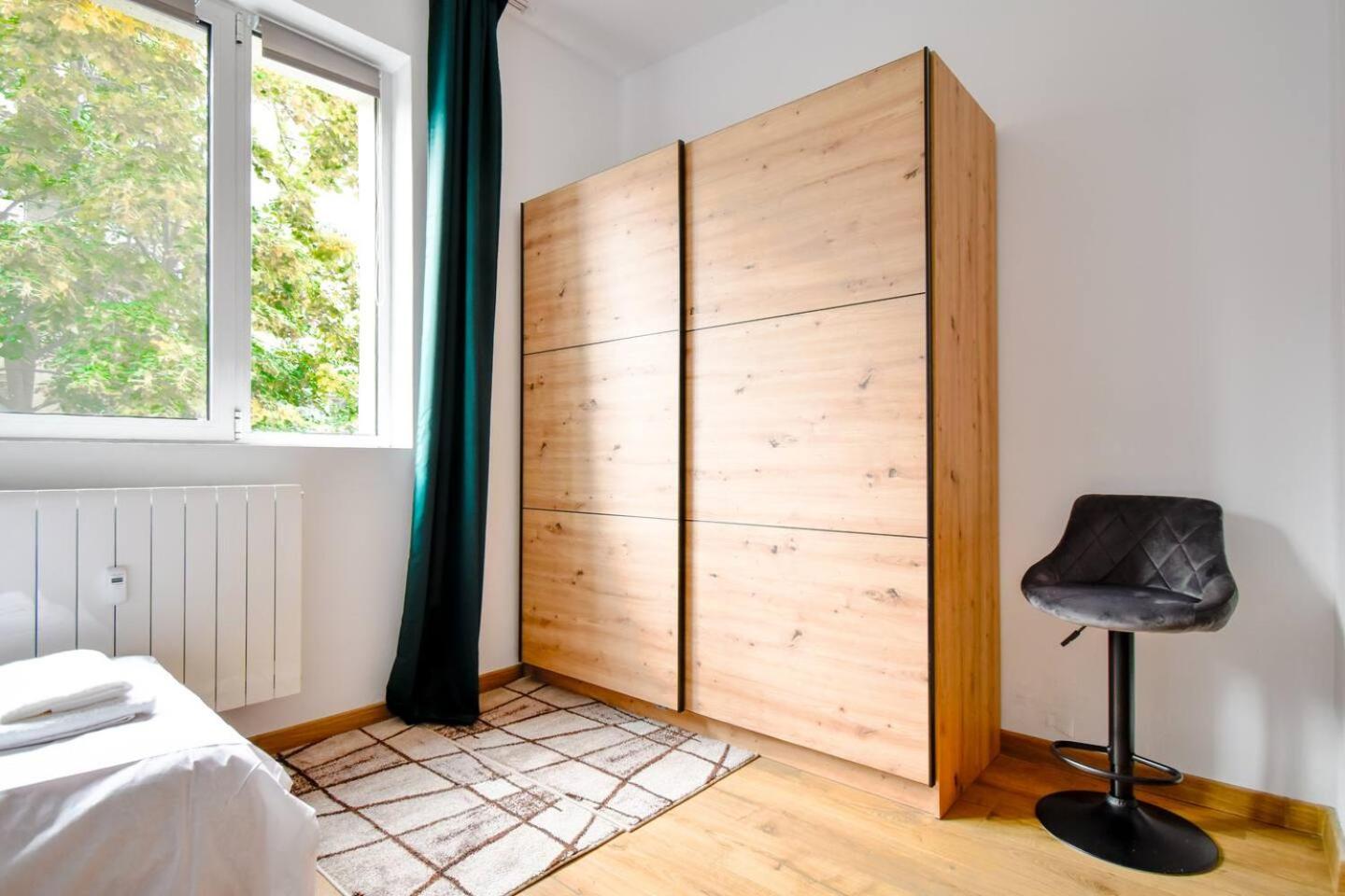 Large 2-BR Retreat, Walk to Sofias Top Spots