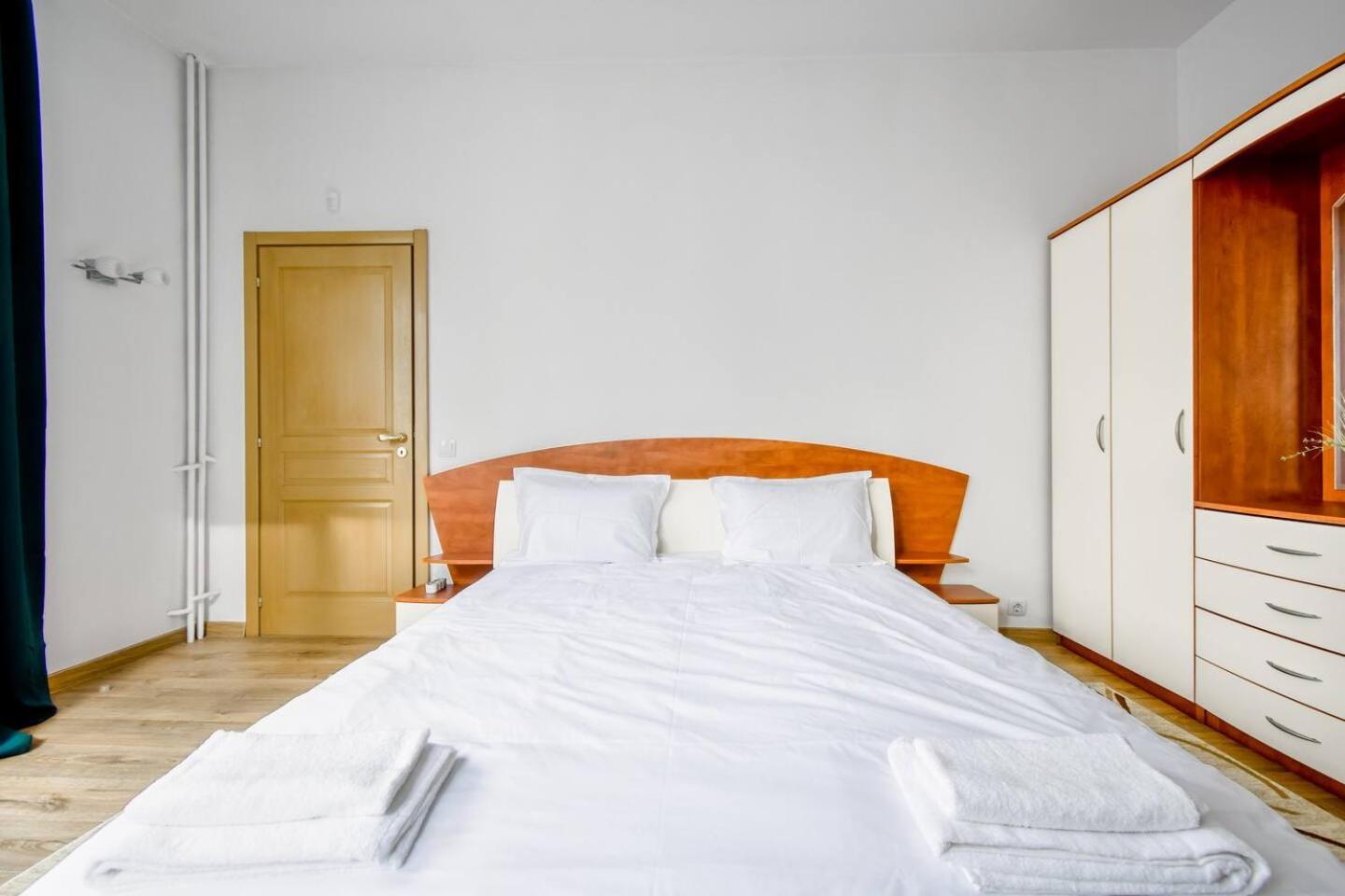 Large 2-BR Retreat, Walk to Sofias Top Spots