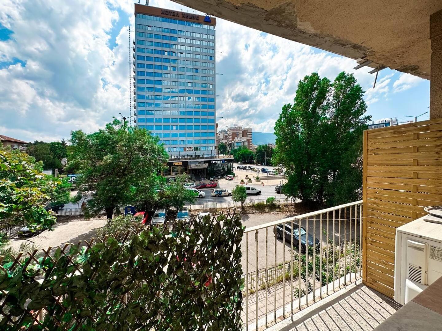 Creative 70s-Inspired Stay Center Parking