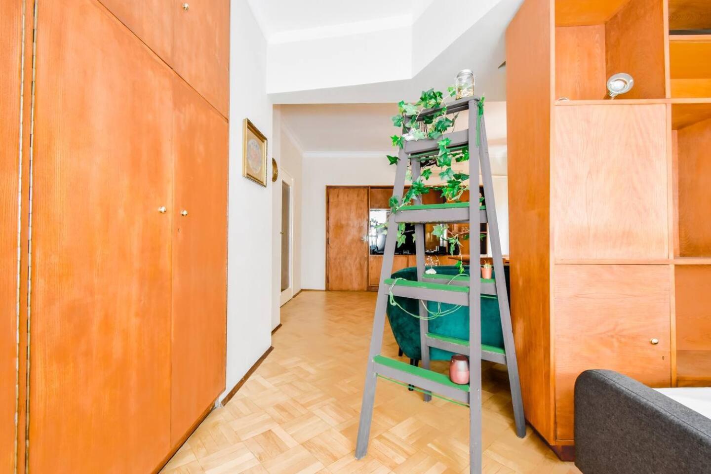 Creative 70s-Inspired Stay Center Parking