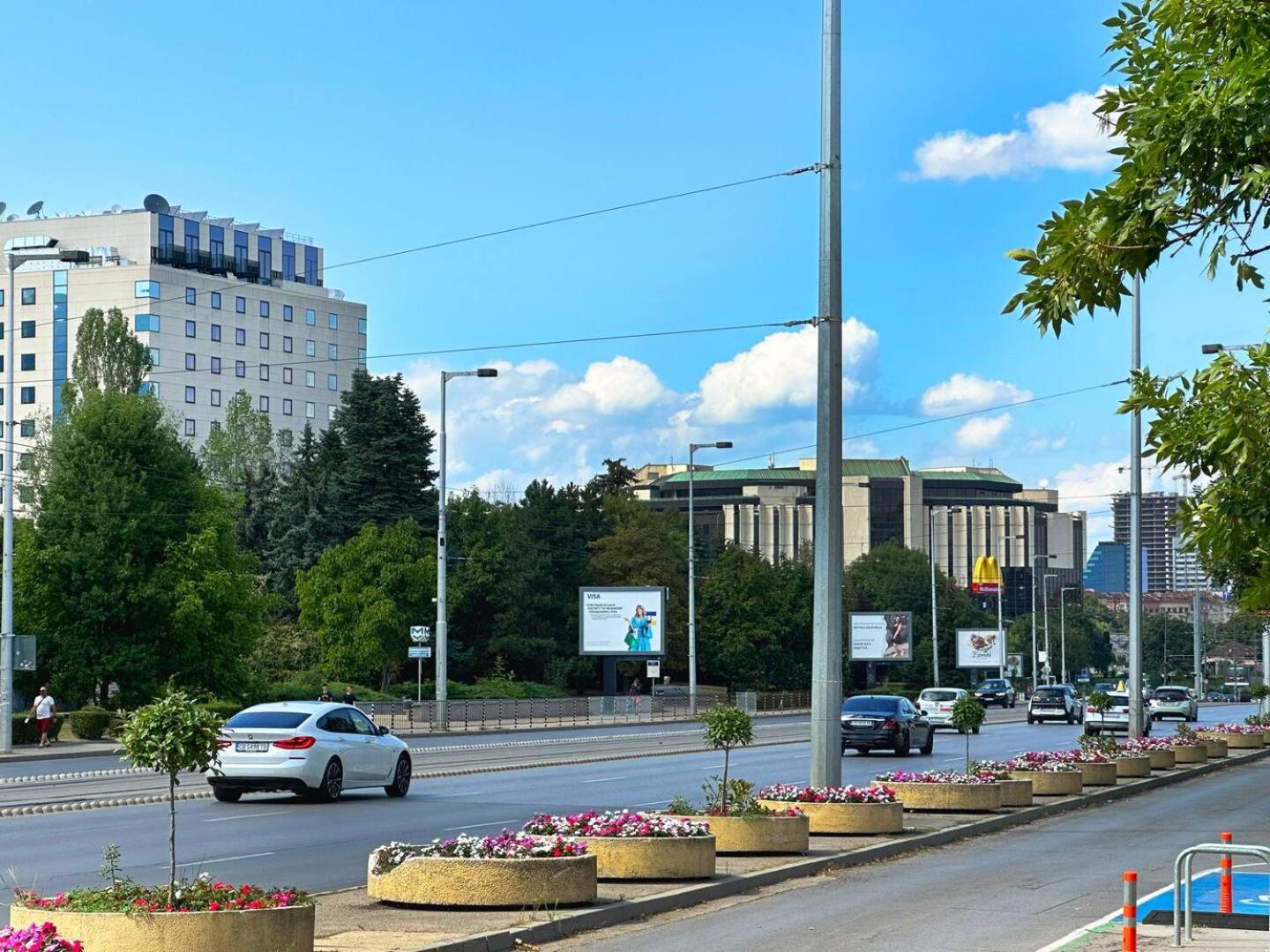 Creative 70s-Inspired Stay Center Parking