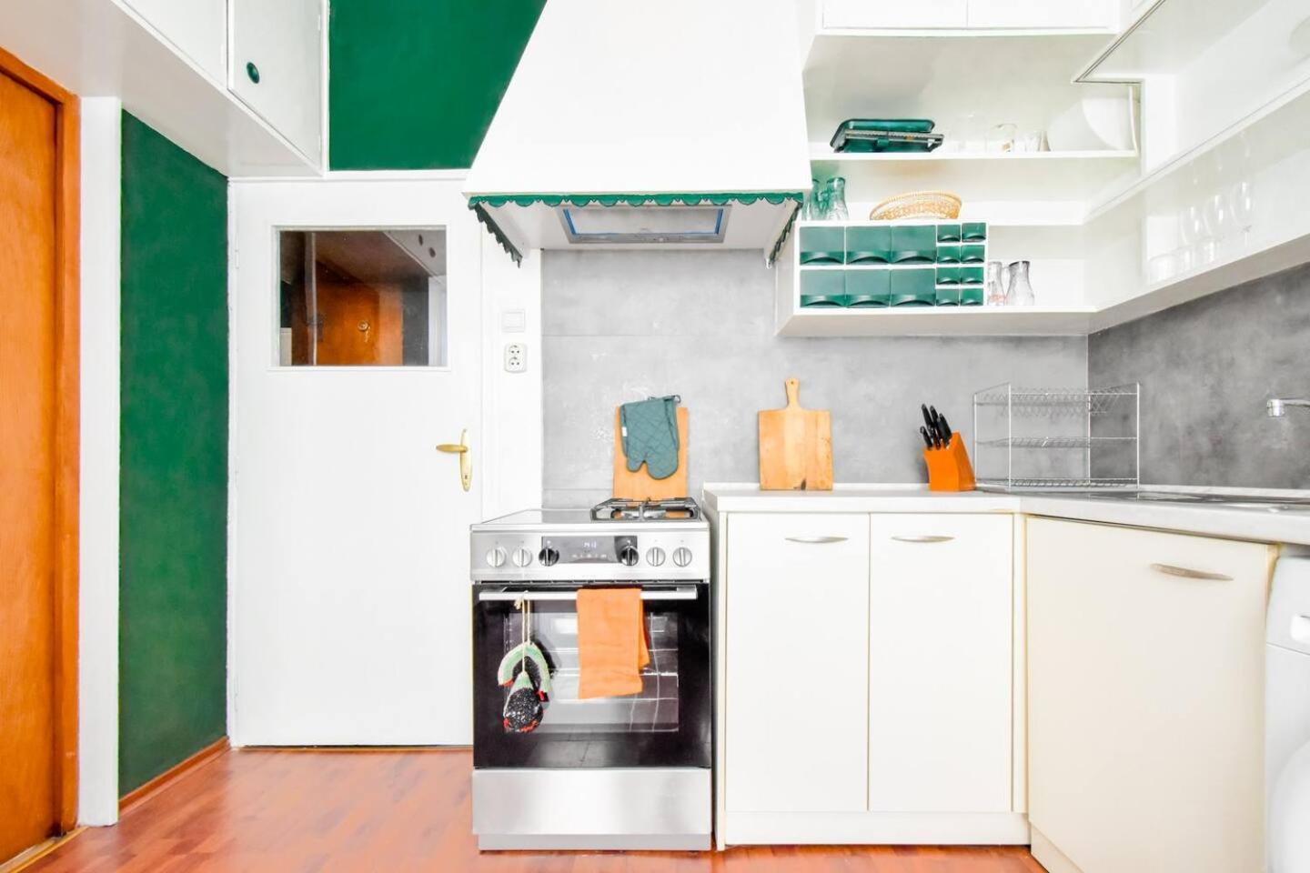 Creative 70s-Inspired Stay Center Parking