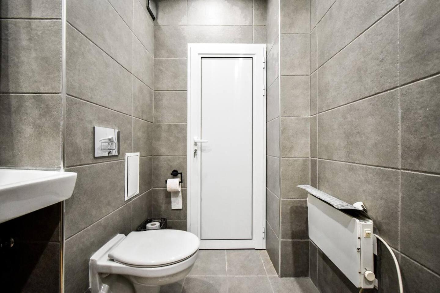 Work Friendly 2BR AC Terrace Str Parking
