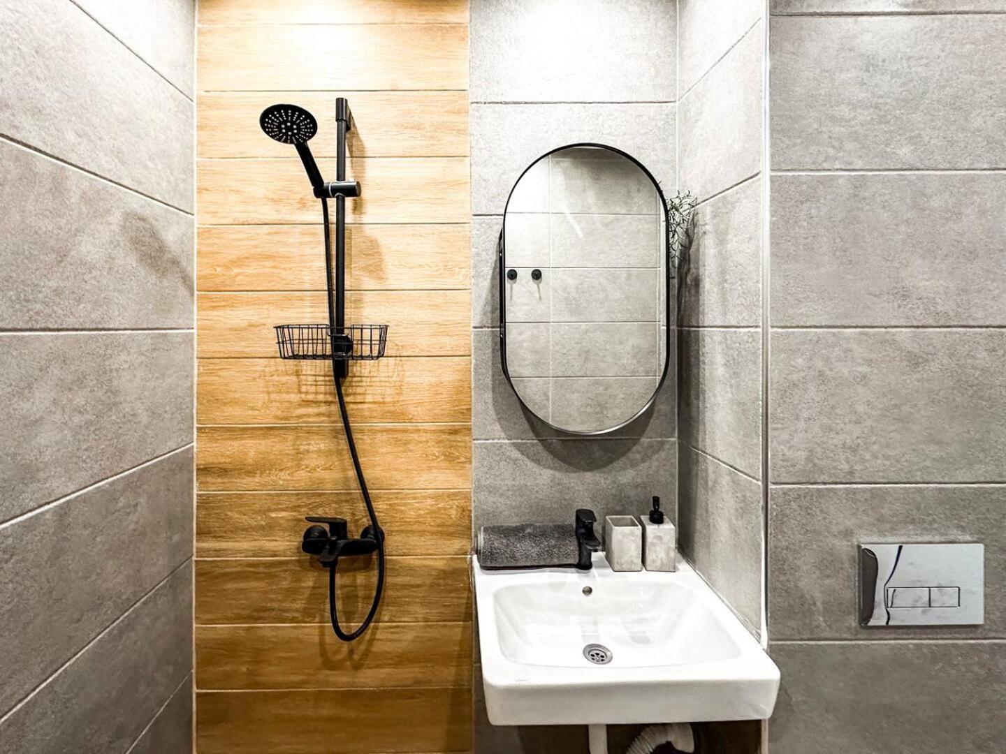Work Friendly 2BR AC Terrace Str Parking