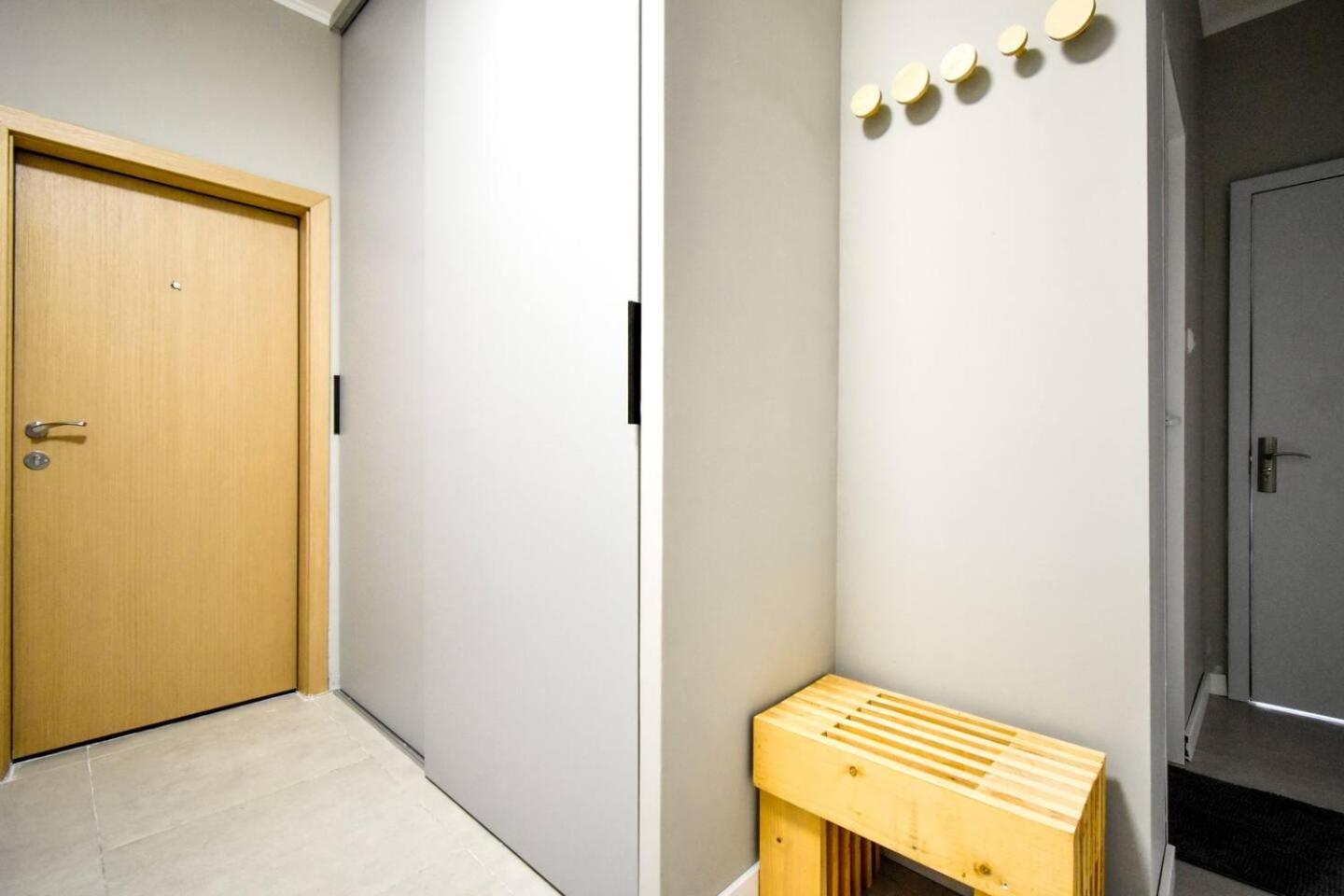 Work Friendly 2BR AC Terrace Str Parking