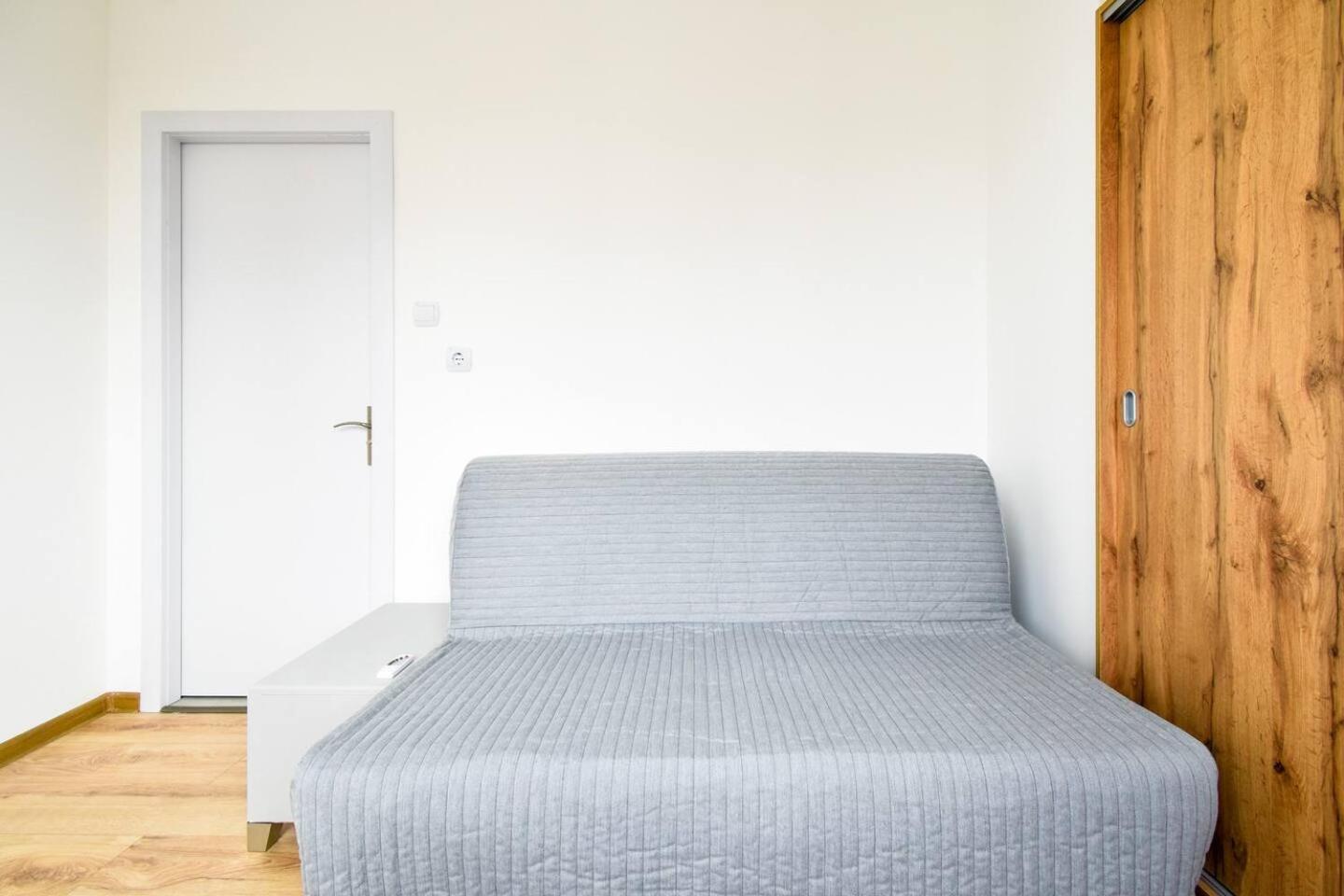 Work Friendly 2BR AC Terrace Str Parking