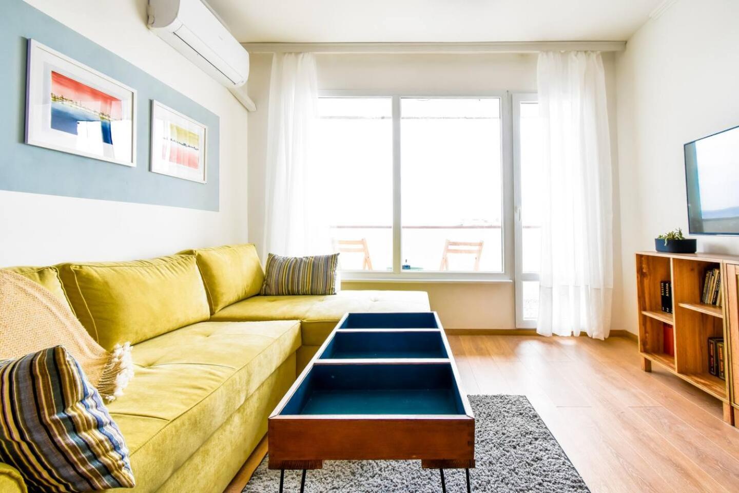 Work Friendly 2BR AC Terrace Str Parking