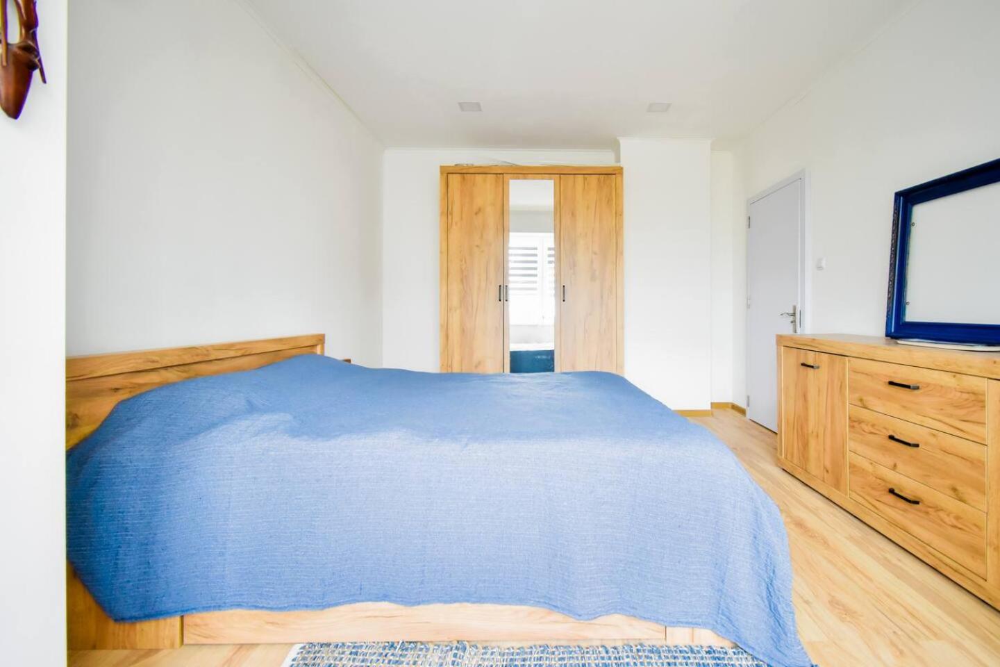Work Friendly 2BR AC Terrace Str Parking
