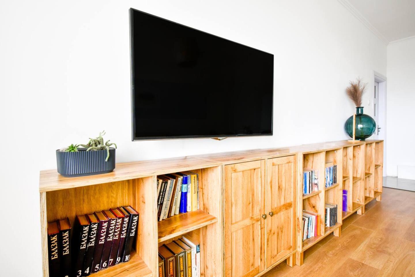 Work Friendly 2BR AC Terrace Str Parking