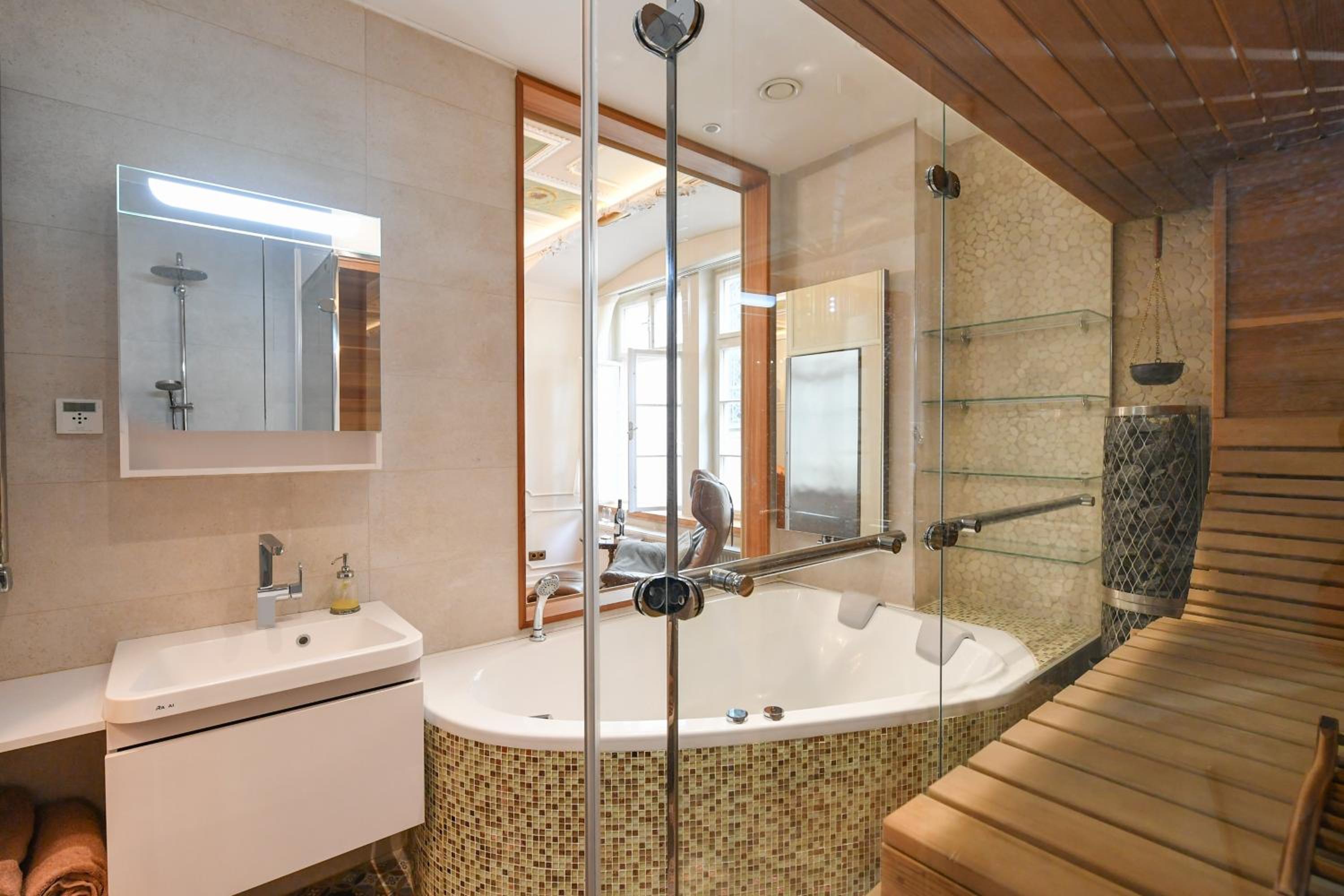 St Giles Sauna and Pool Table Apt