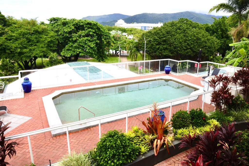 Cairns Esplanade Lagoon Apartment