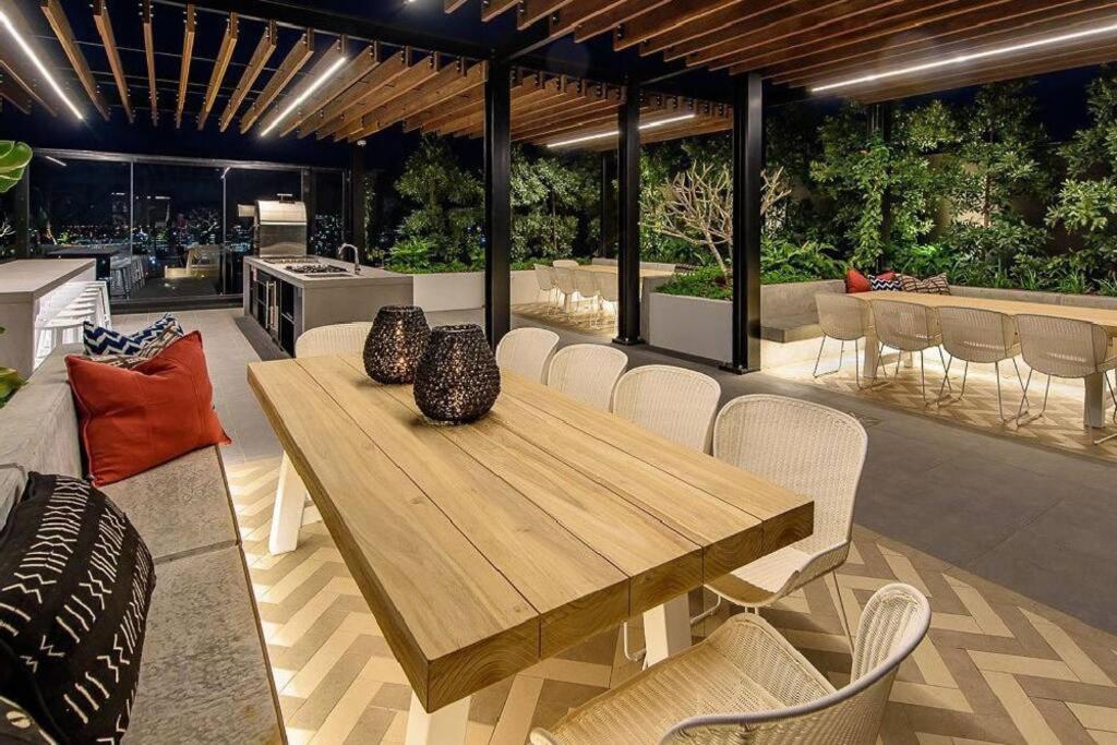 West End Boutique Apartment - Private 2 bedroom 2 bathroom near South Brisbane & BNE City