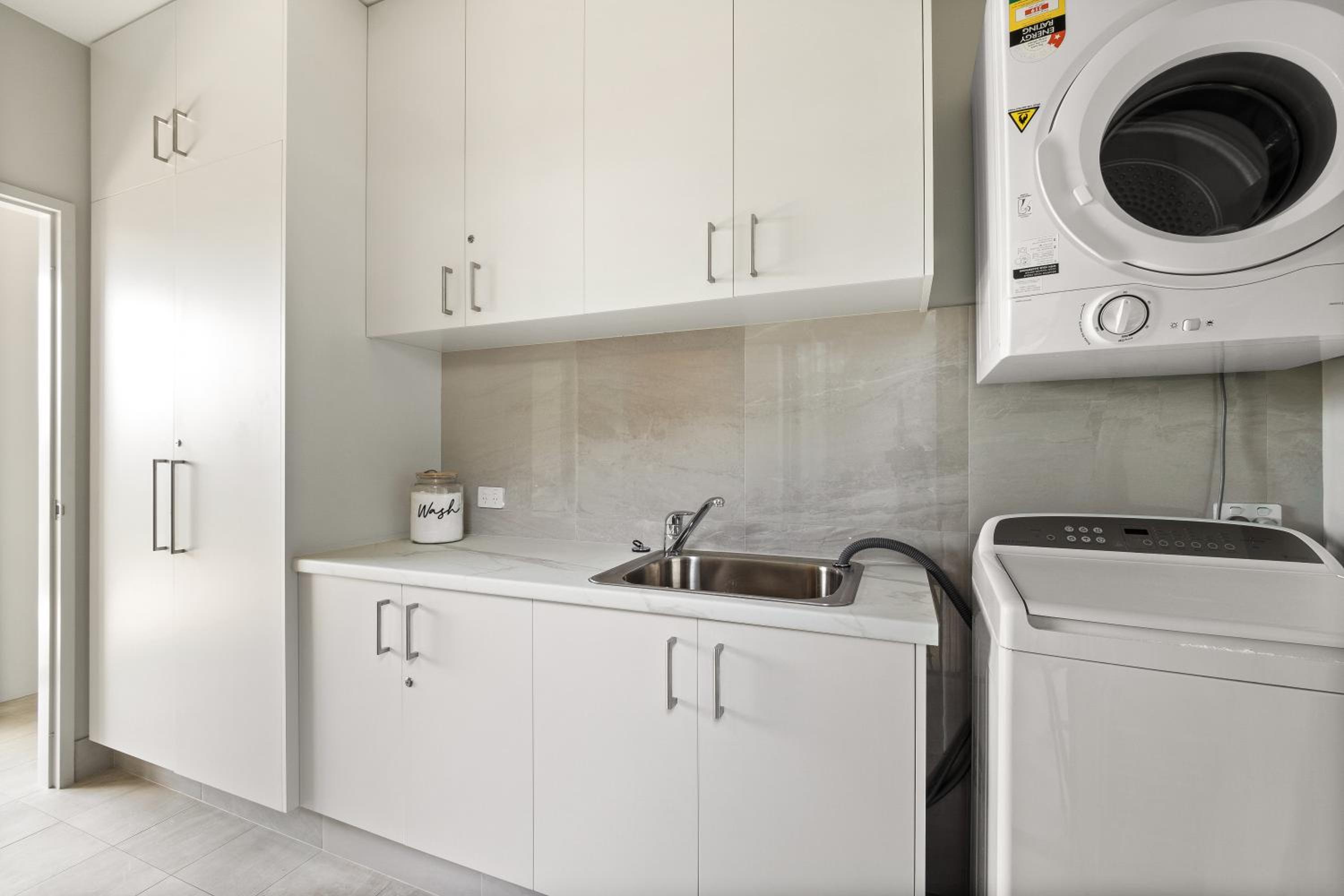 Villa Dante - walk to town - brand new town house