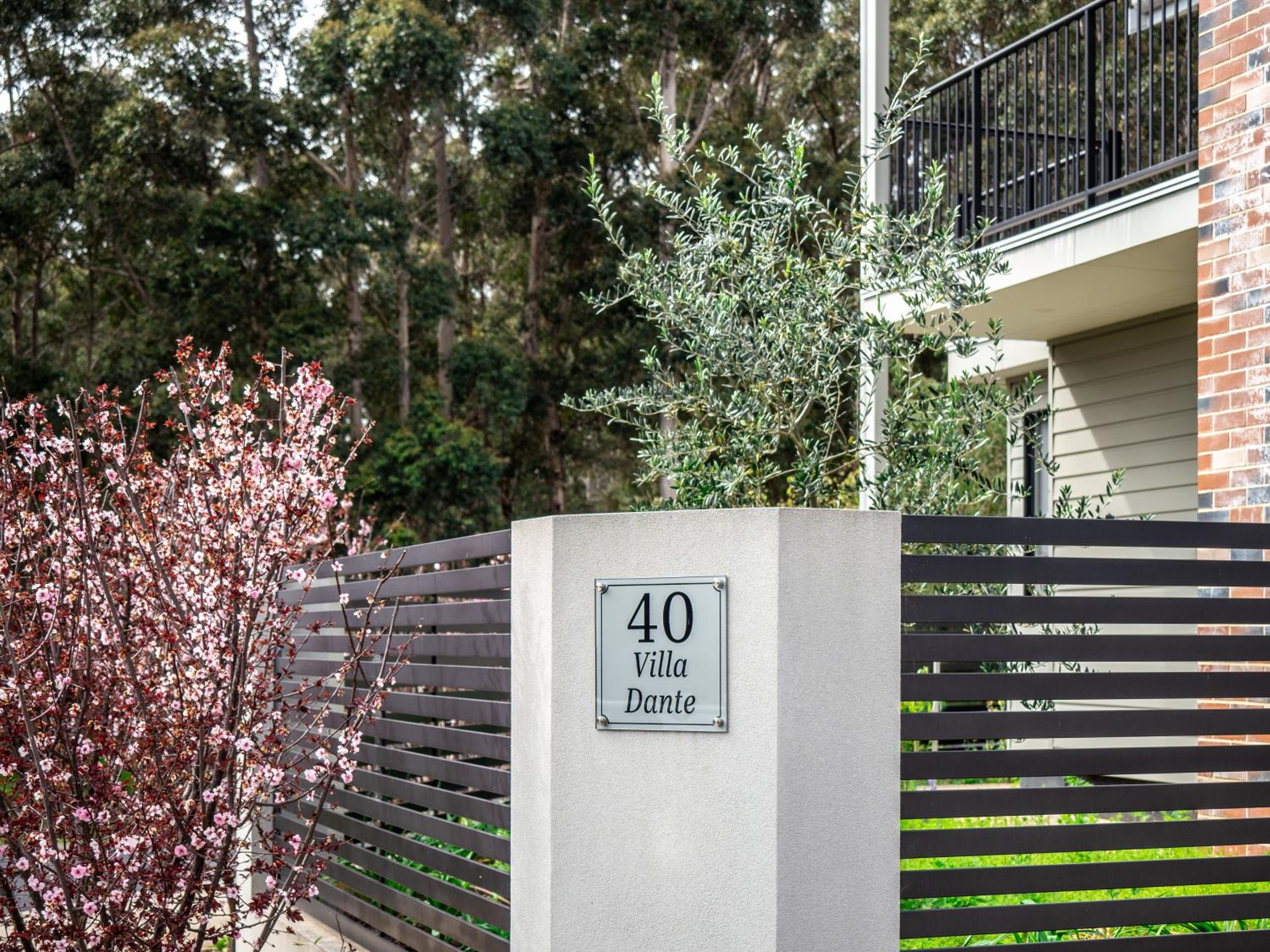 Villa Dante - walk to town - brand new town house