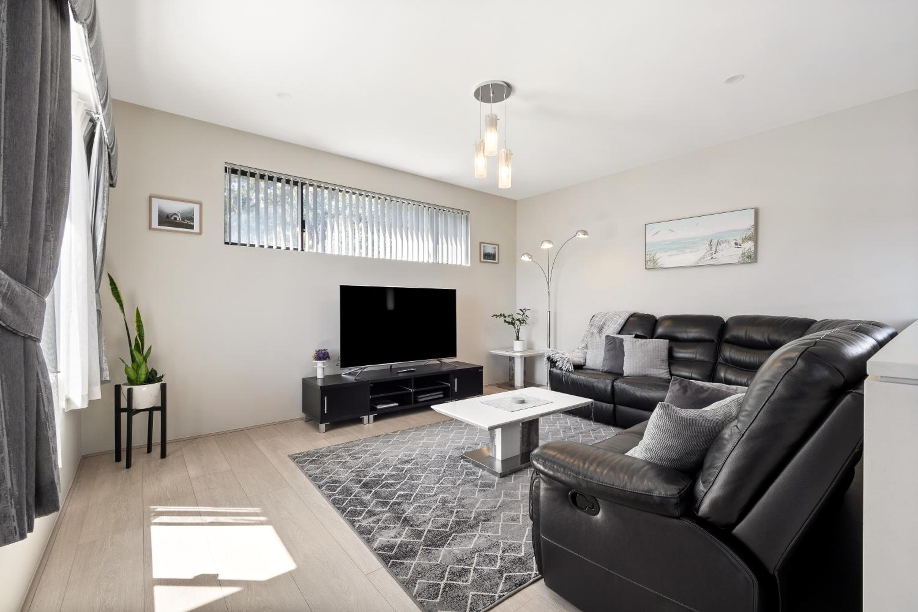 Villa Dante - walk to town - brand new town house