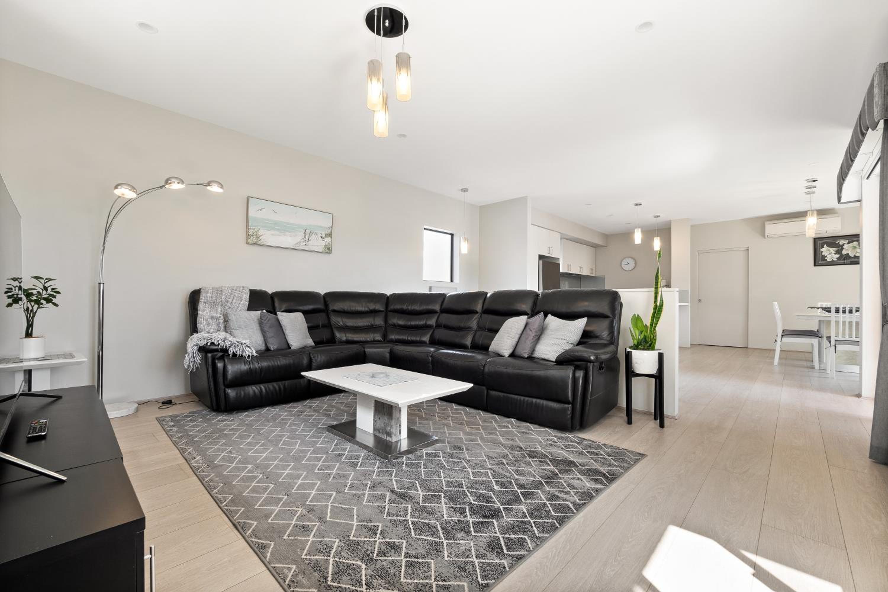 Villa Dante - walk to town - brand new town house