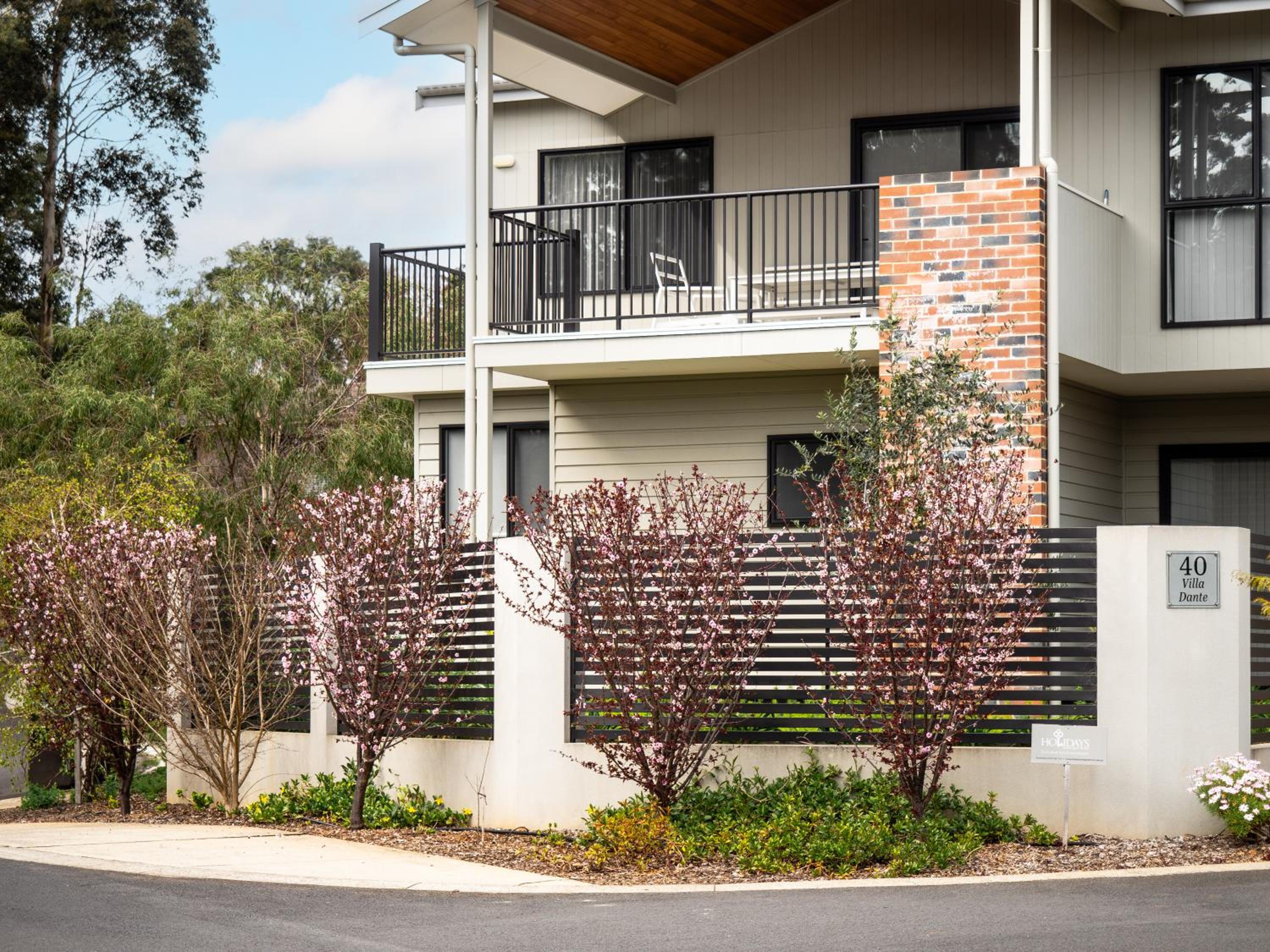 Villa Dante - walk to town - brand new town house