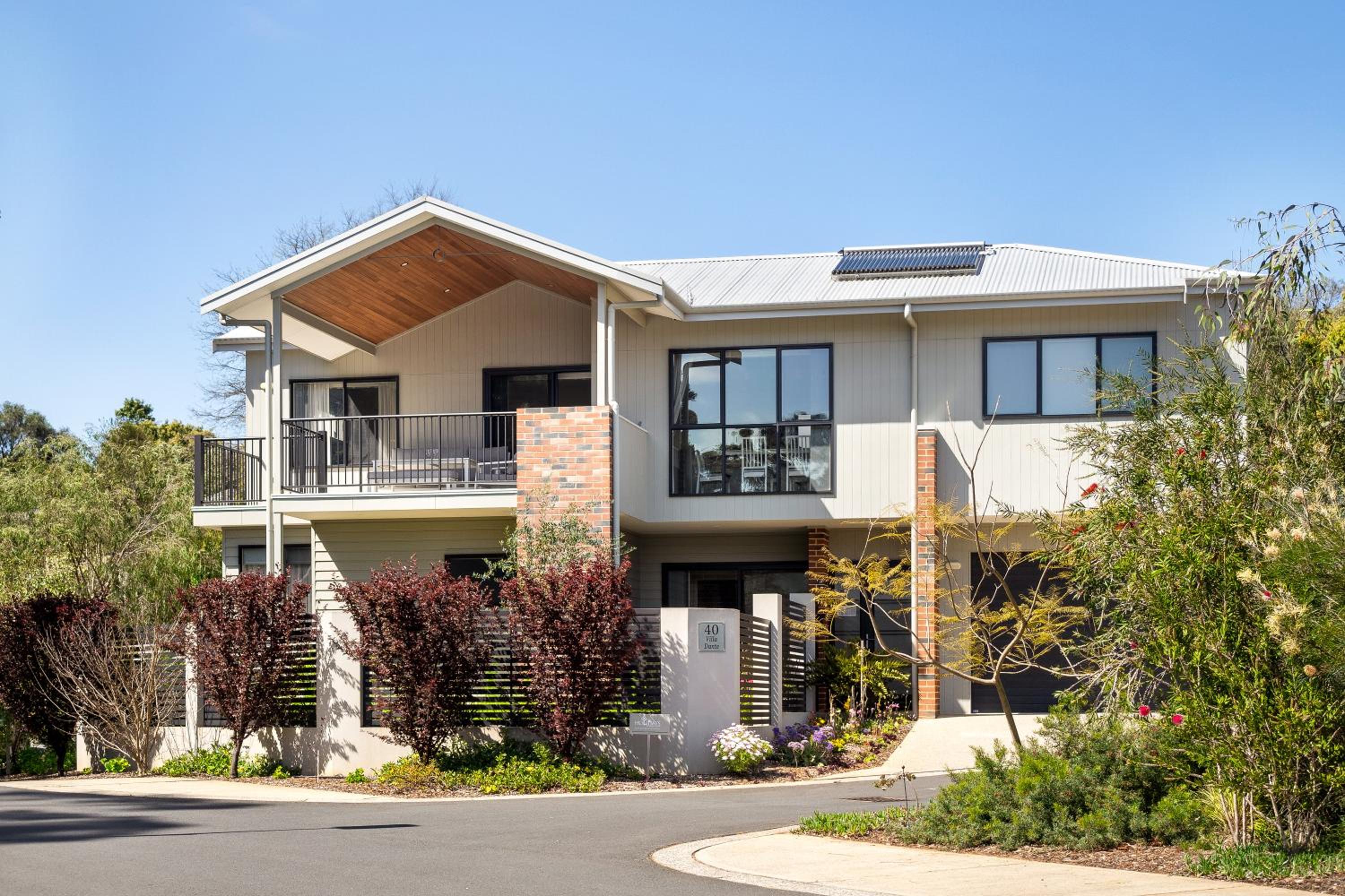 Villa Dante - walk to town - brand new town house