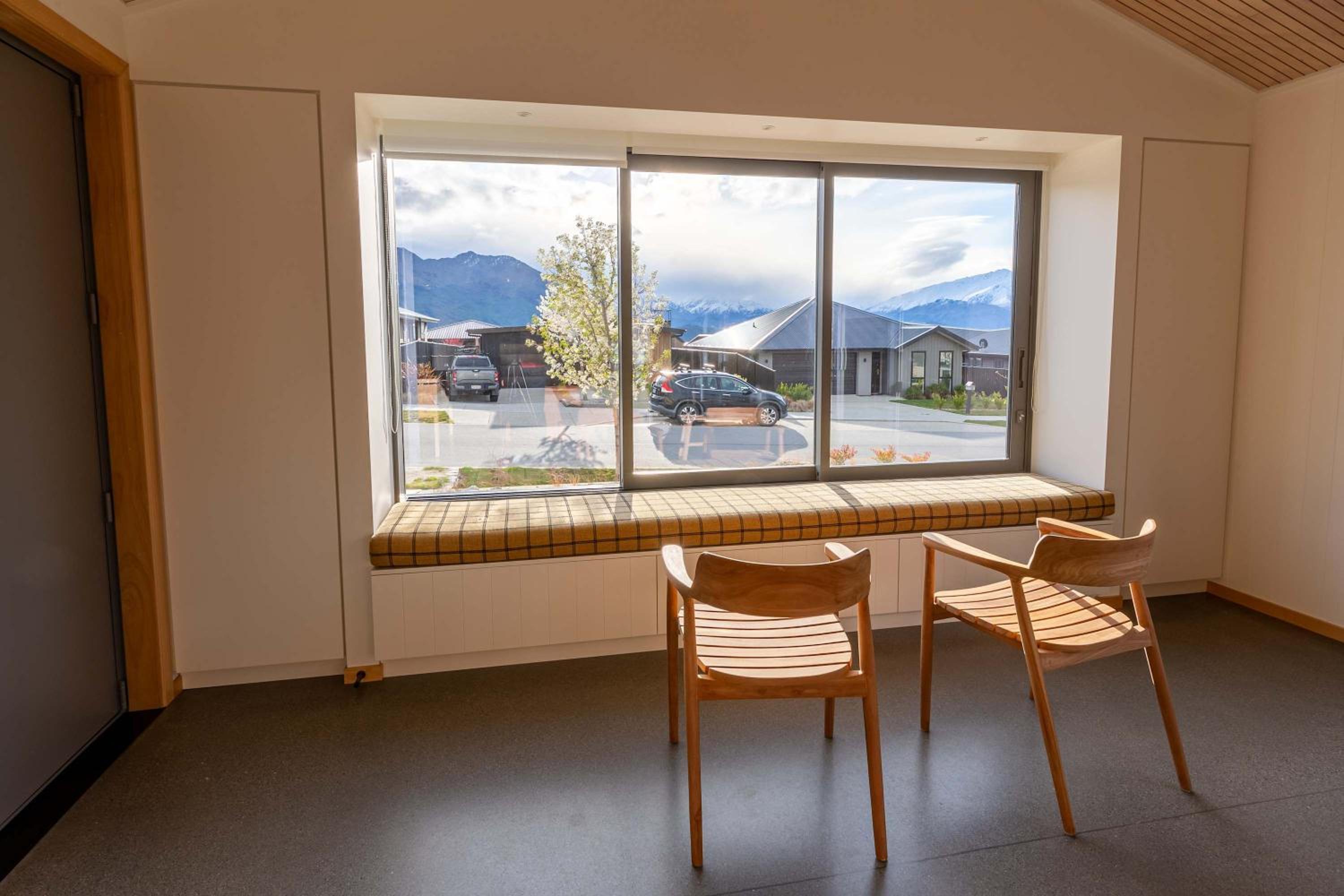 Sunny & Spacious on Scurr Terrace view 4