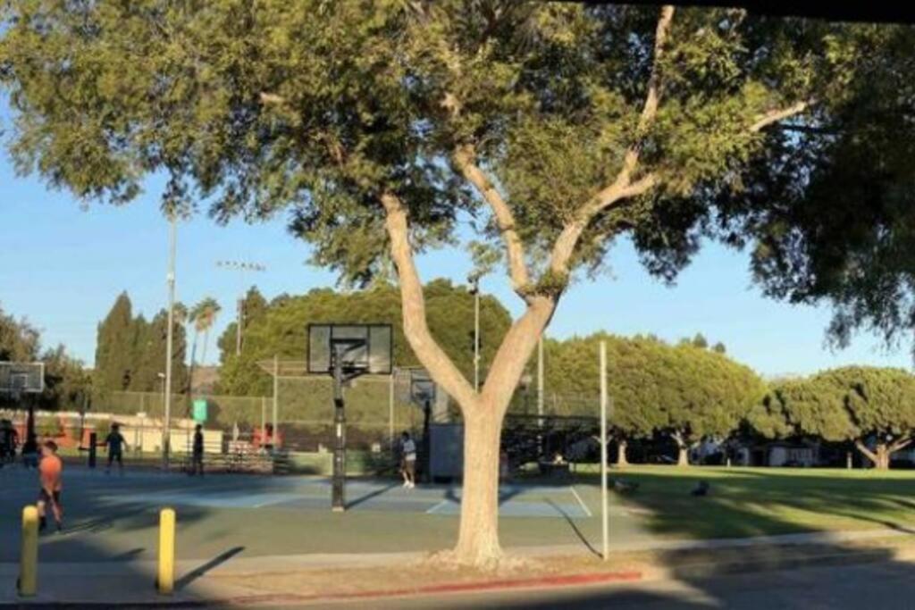Adorable 2BR-2BA House with EV & Free Parking and Family Friendly in Los Angeles