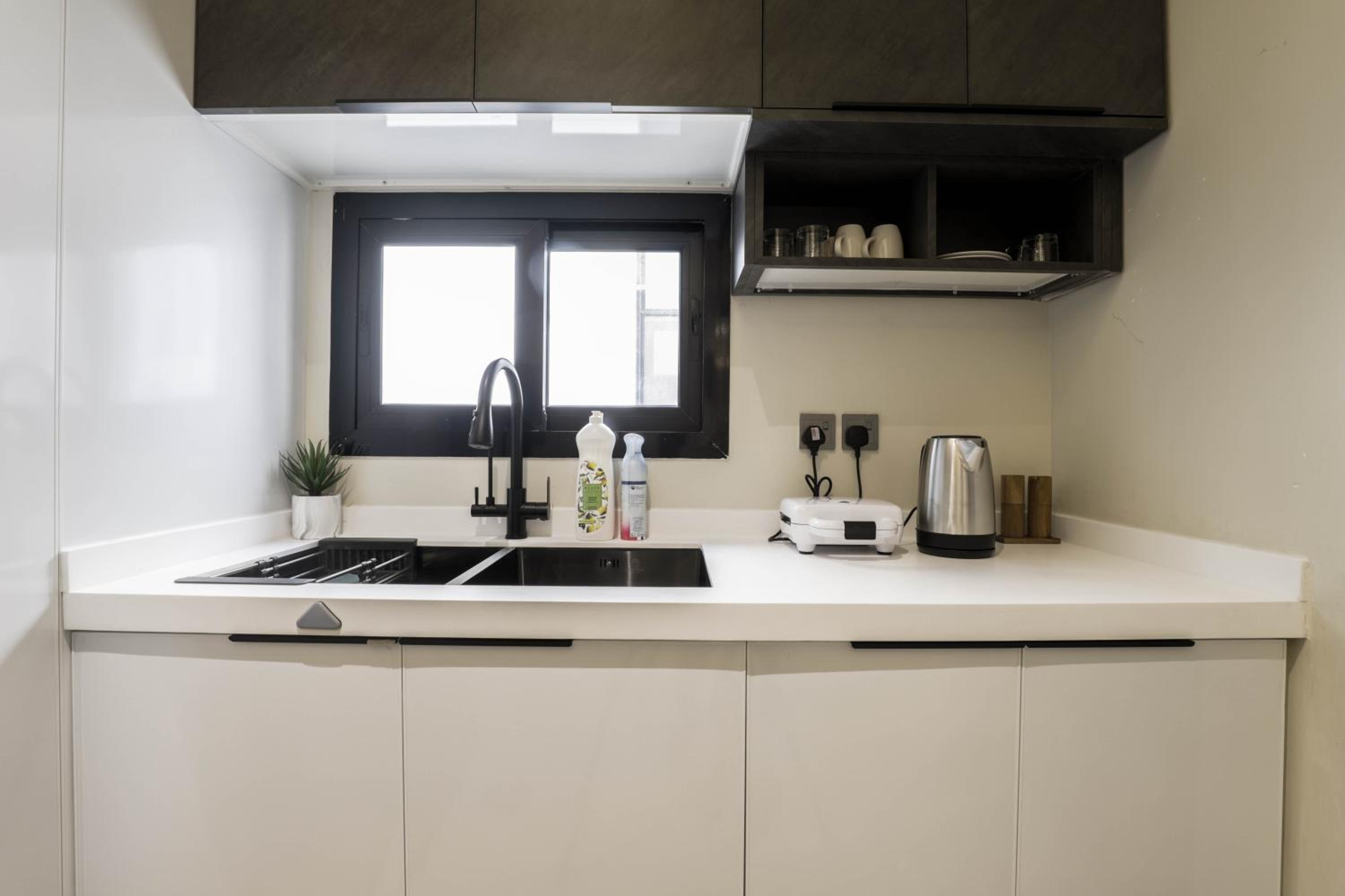 Stylish 3 Bedroom unit w Self Check In, Balcony and Luandary