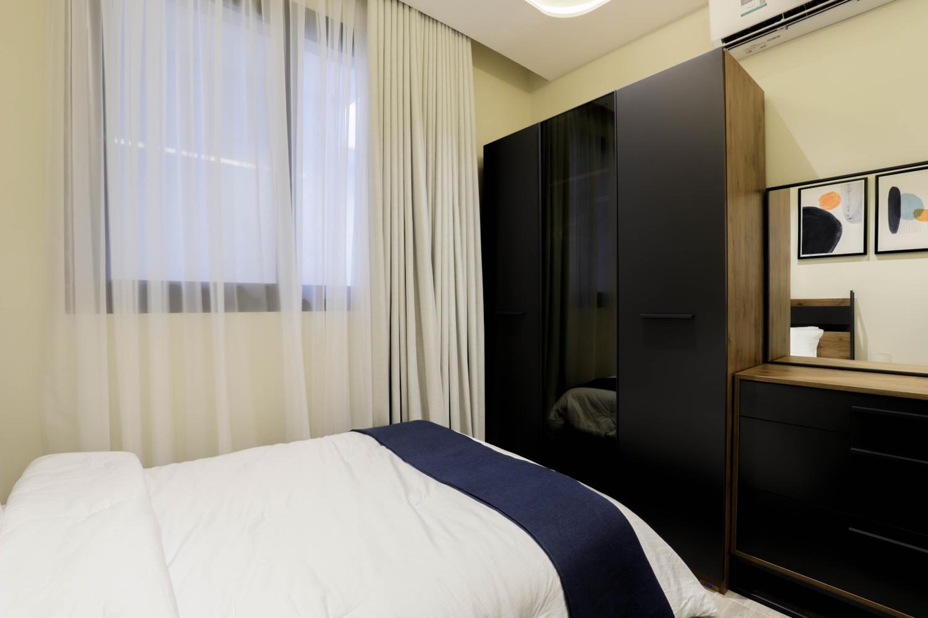 Stylish 3 Bedroom unit w Self Check In, Balcony and Luandary