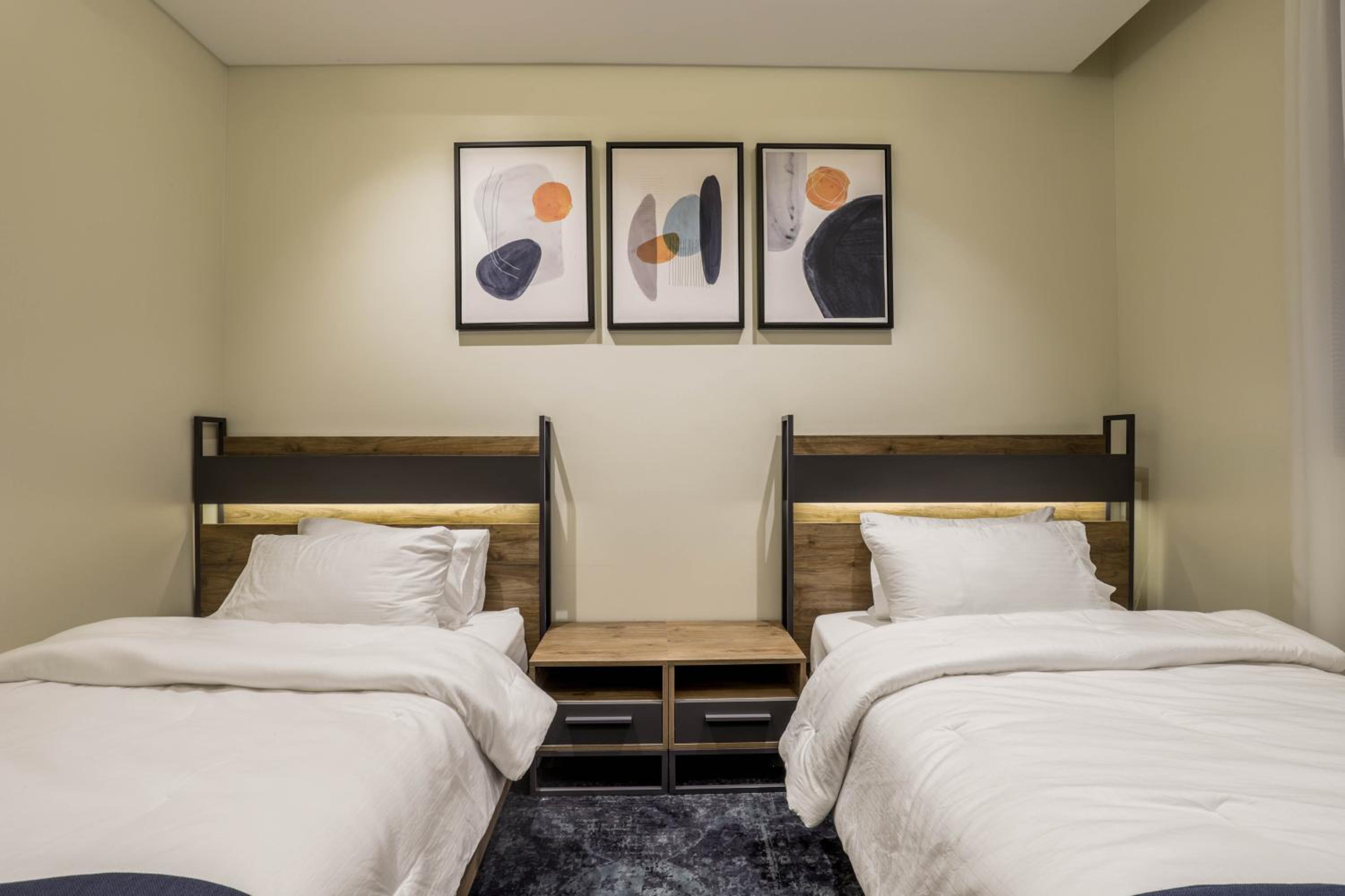 Stylish 3 Bedroom unit w Self Check In, Balcony and Luandary
