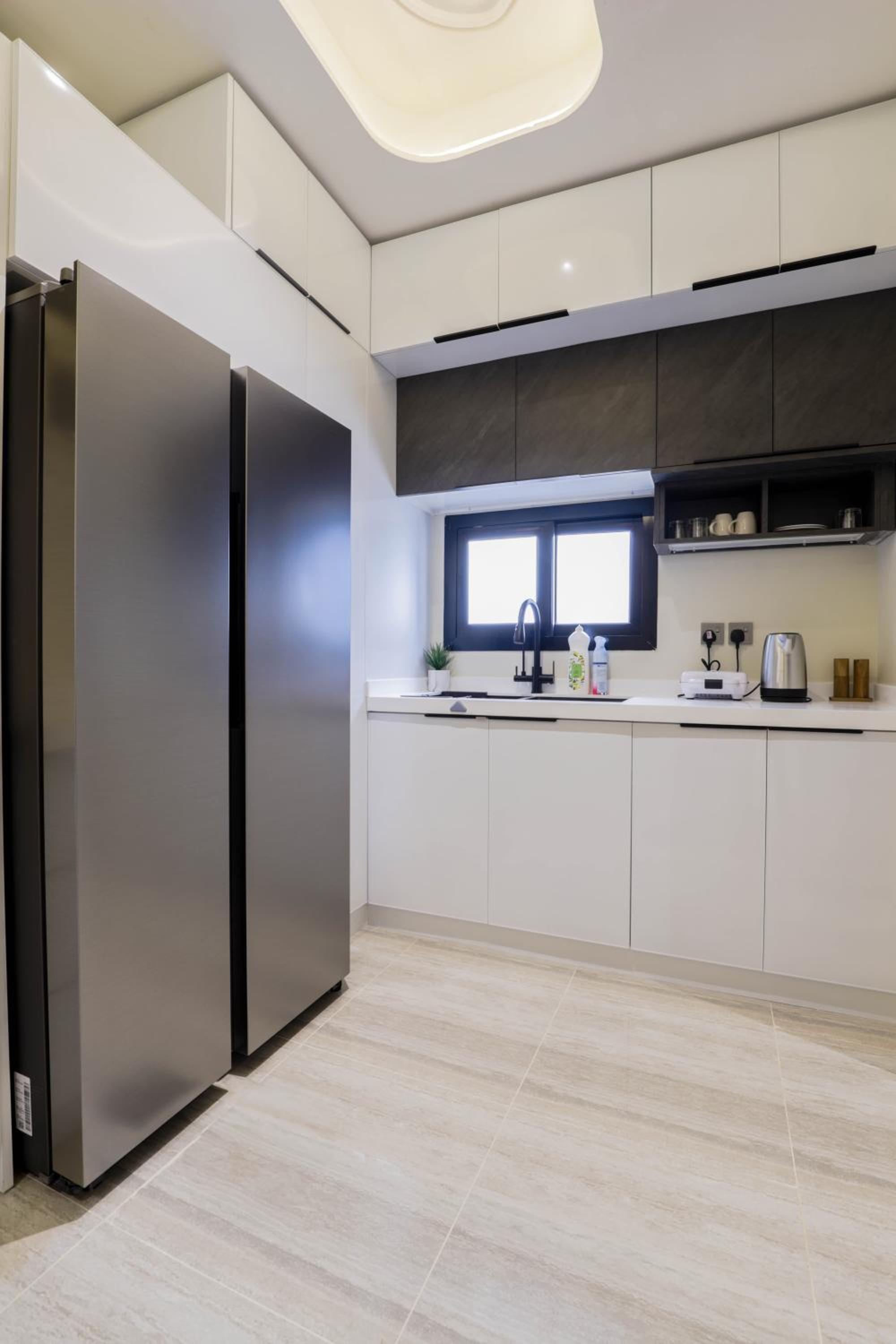 Stylish 3 Bedroom unit w Self Check In, Balcony and Luandary