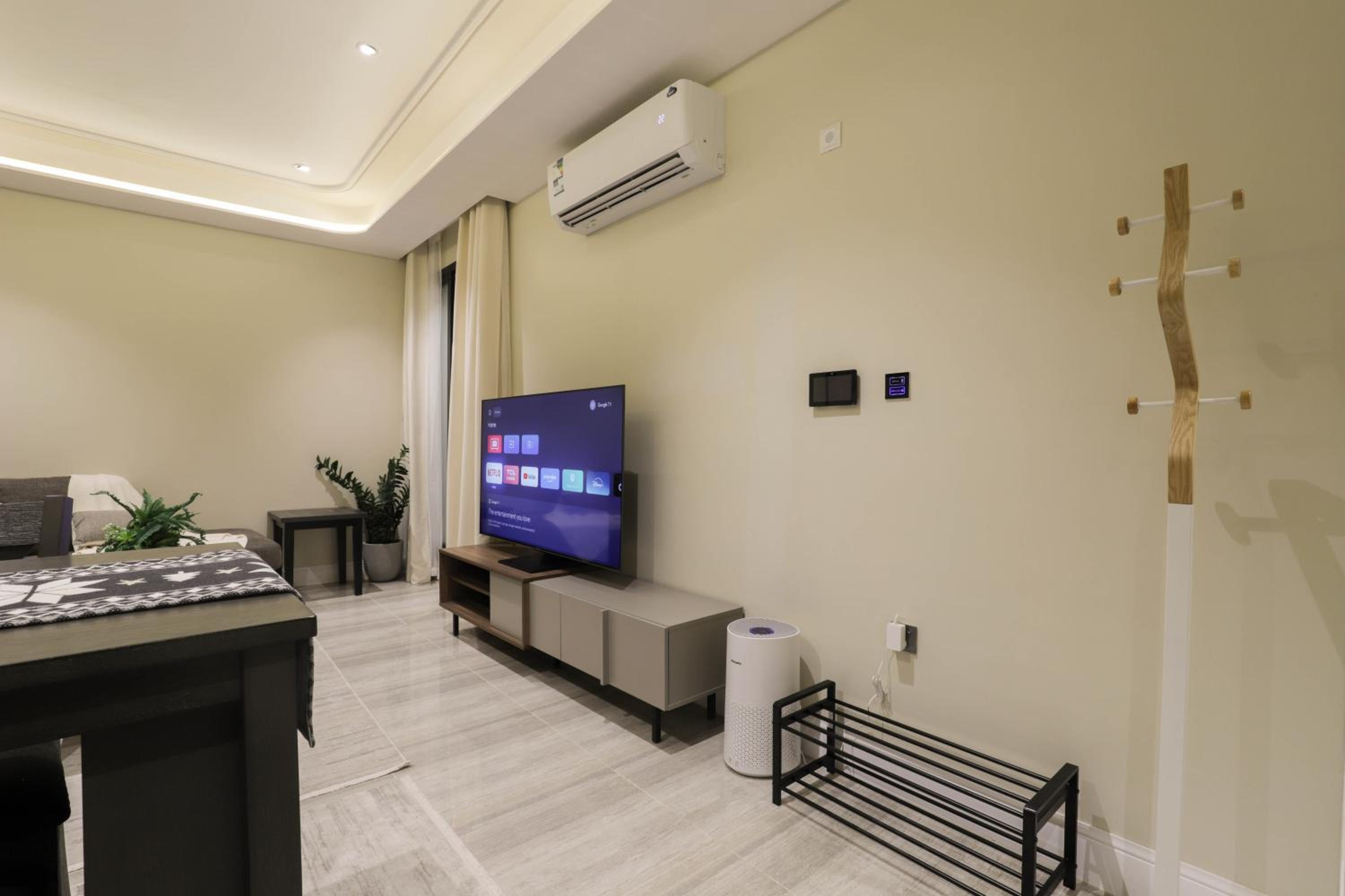 Stylish 3 Bedroom unit w Self Check In, Balcony and Luandary