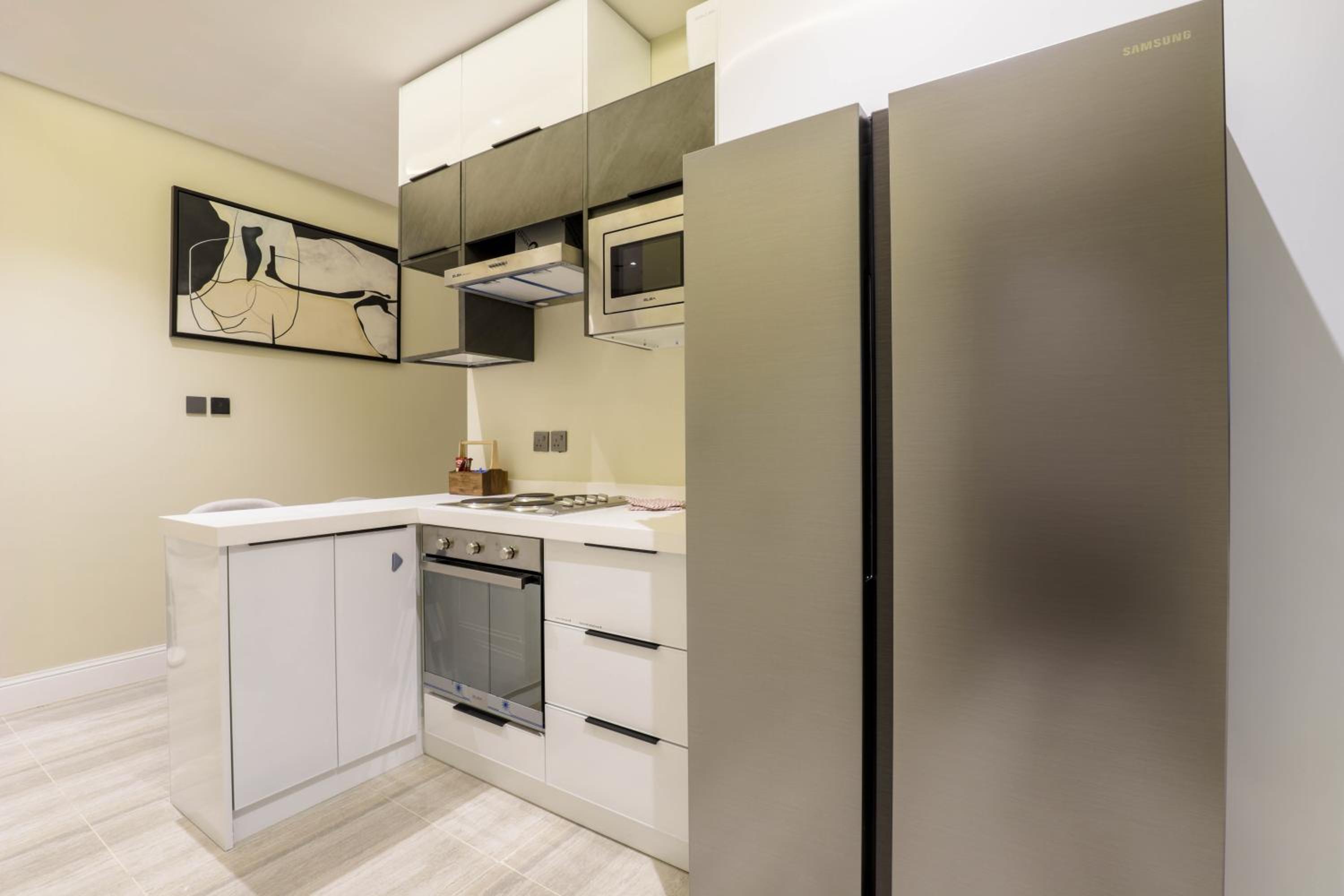 Stylish 3 Bedroom unit w Self Check In, Balcony and Luandary