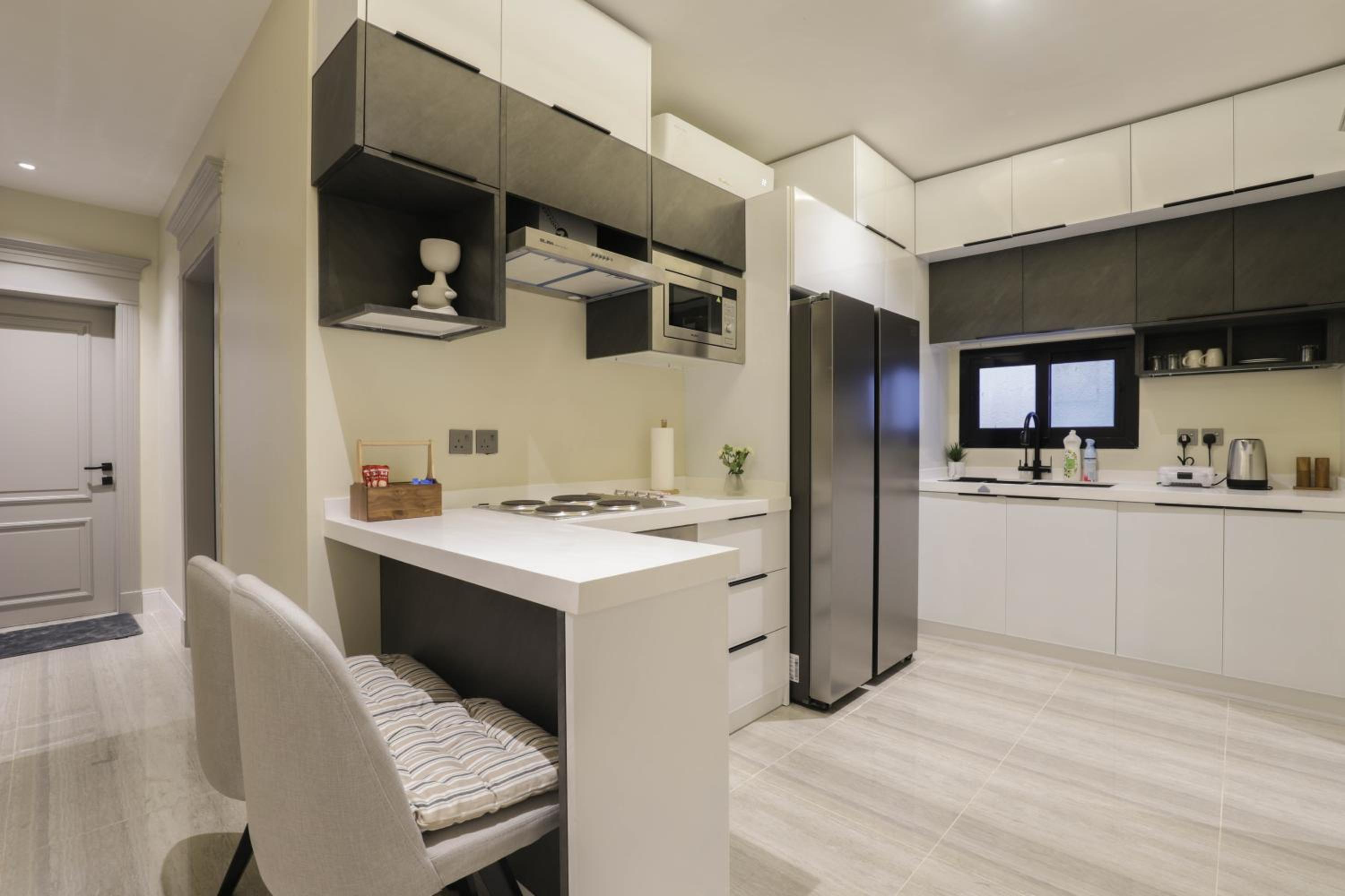 Stylish 3 Bedroom unit w Self Check In, Balcony and Luandary