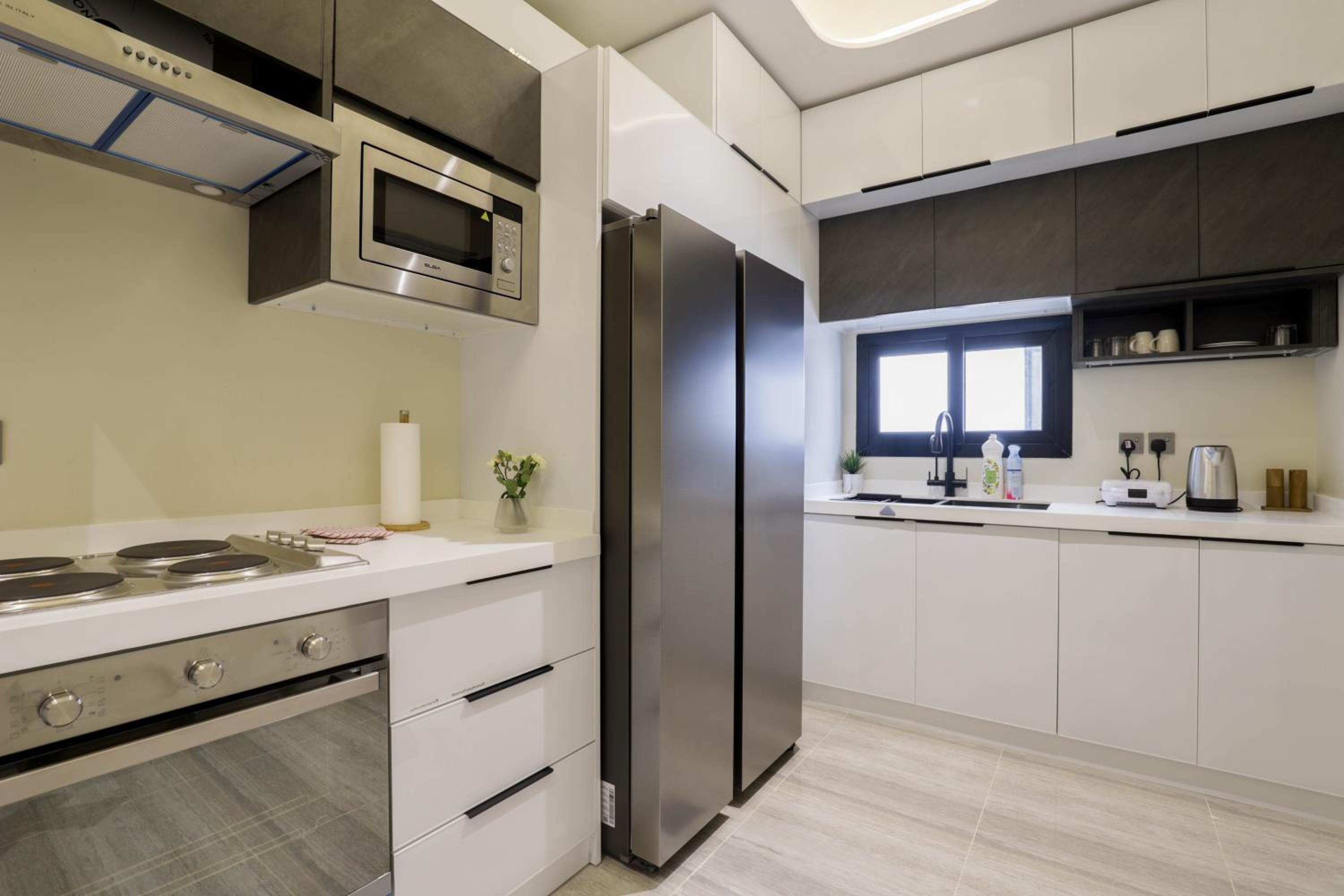 Stylish 3 Bedroom unit w Self Check In, Balcony and Luandary