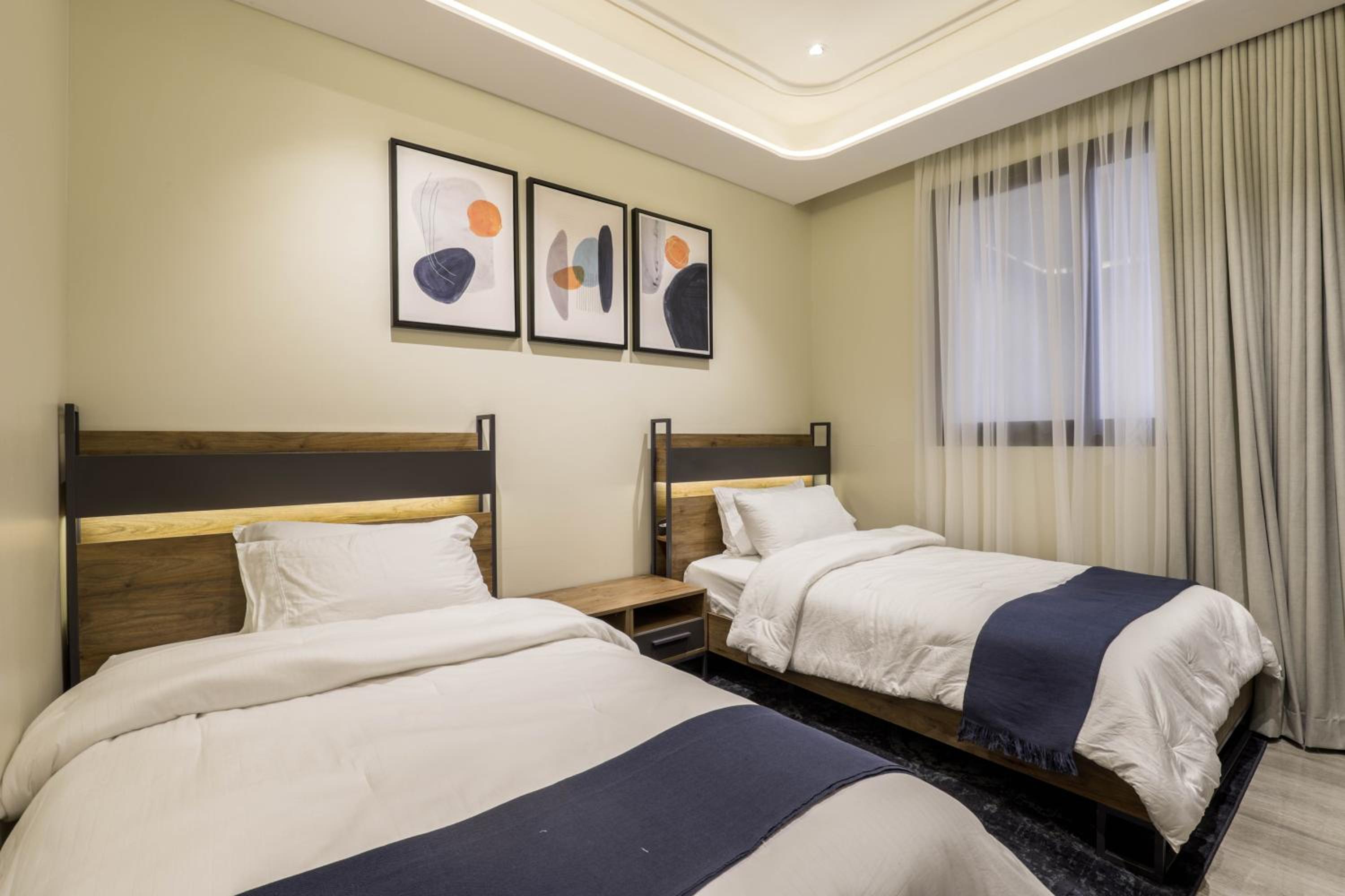 Stylish 3 Bedroom unit w Self Check In, Balcony and Luandary