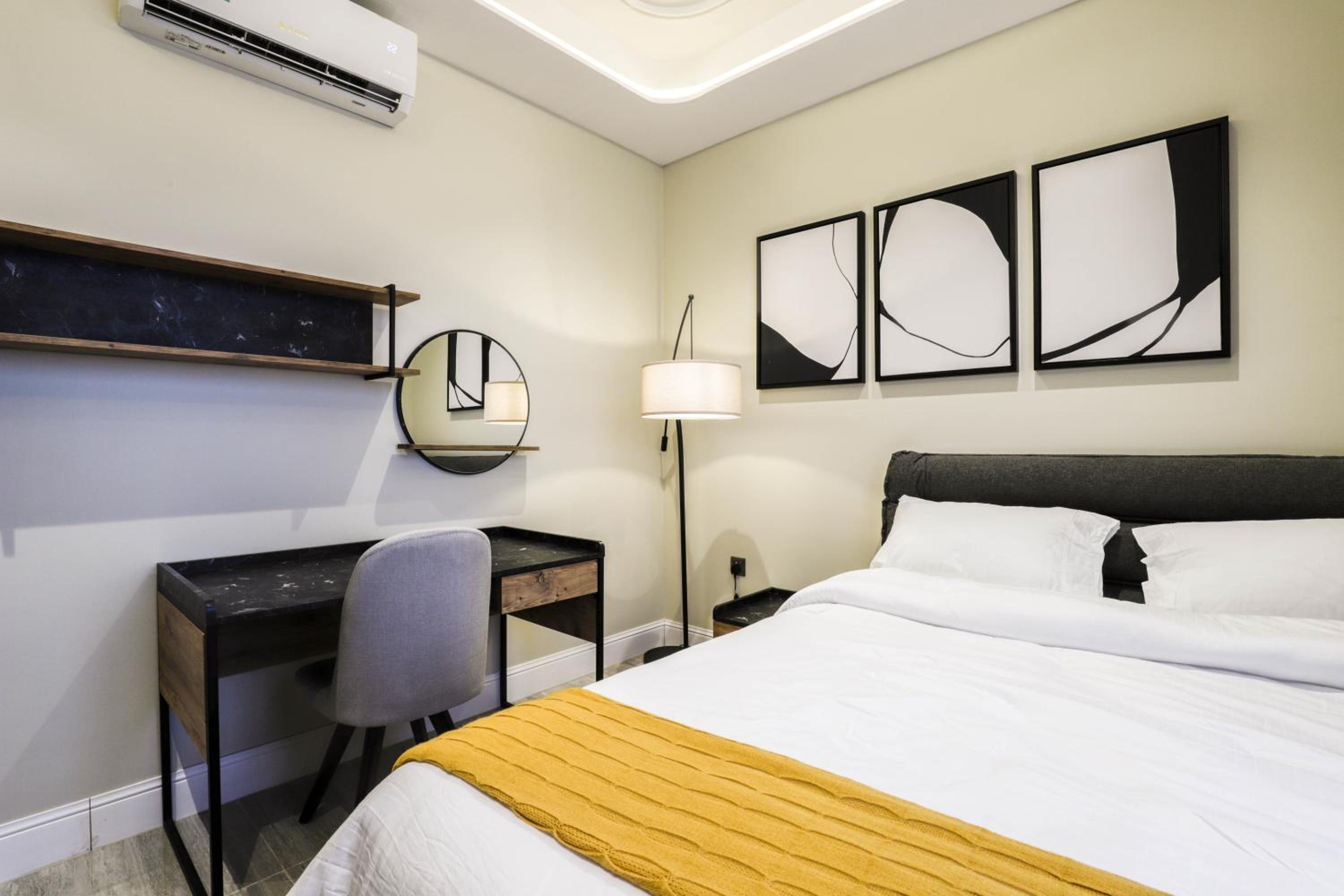 Stylish 3 Bedroom unit w Self Check In, Balcony and Luandary