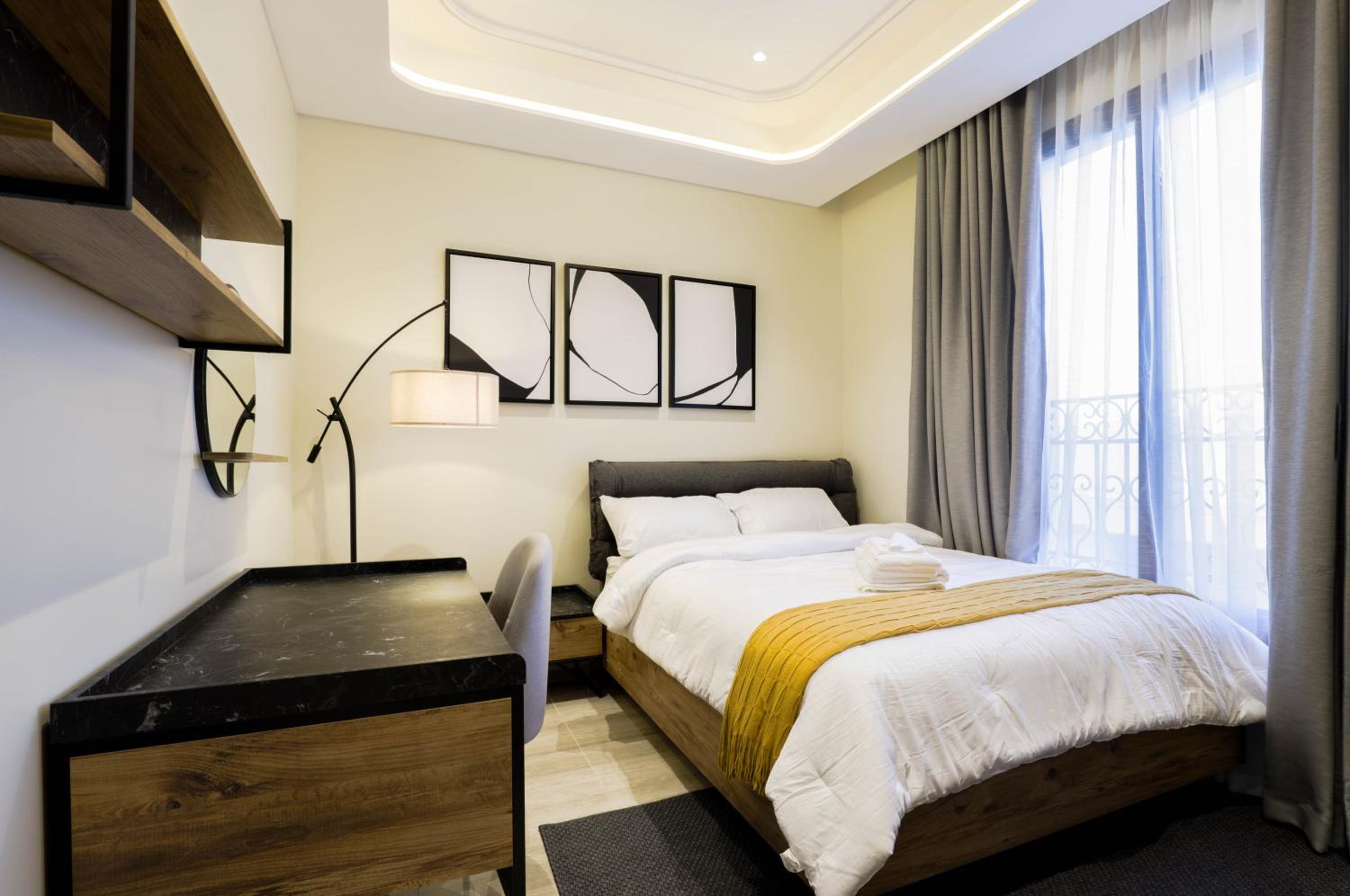 Stylish 3 Bedroom unit w Self Check In, Balcony and Luandary